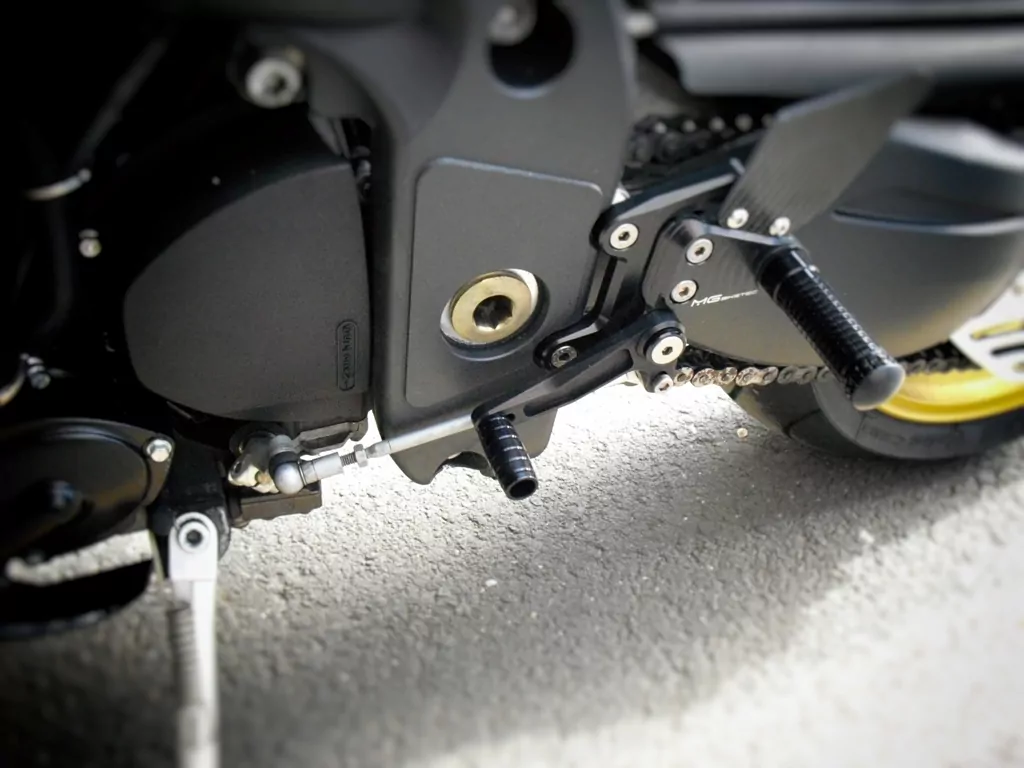 MG Biketec Sportfussrastenanlage / Rastenanlage / Fußrastenanlage mit ABE, gültig in D - A - CH für Triumph Speed Triple 1050 ab 2005-2007