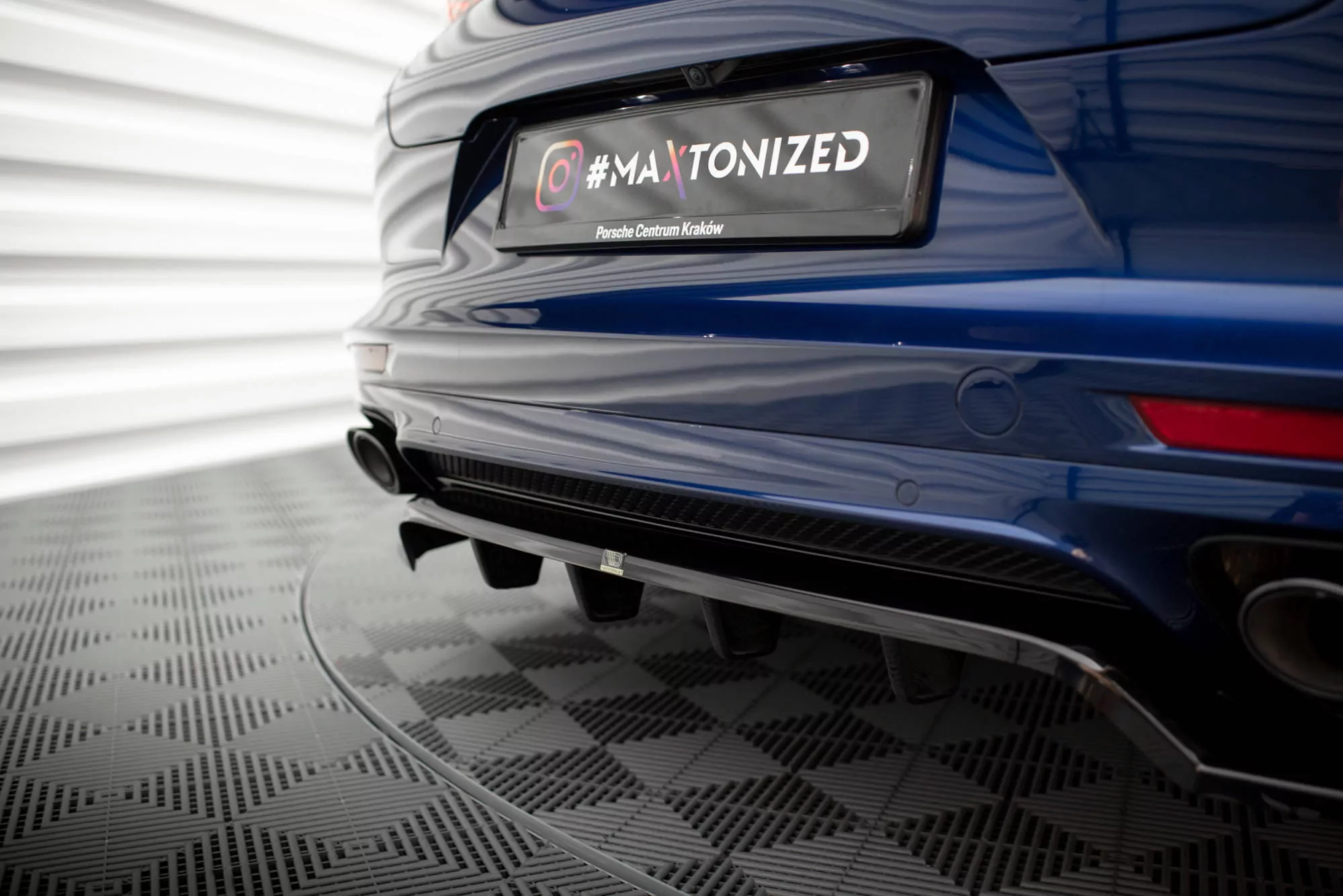 Hinten Splitter (mit Einem Vertikalem Balken) Porsche Panamera E-Hybrid 971 Facelift Schwarz Hochglanz