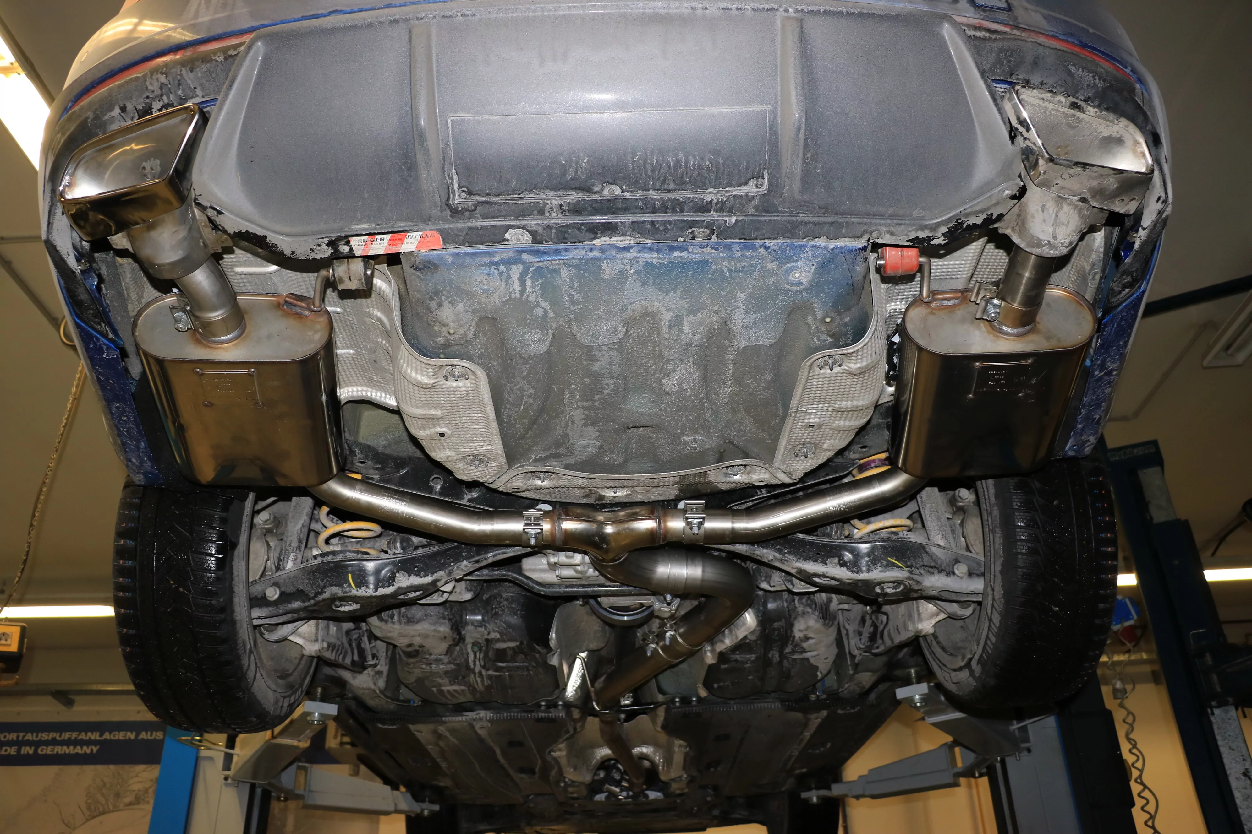 Skoda Octavia 5E RS - TDI - 4x4 mit Benzin-Endrohrblenden  Halbanlage rechts/links ab Kat - Austritt der Endrohre in den originalen Benzin-Endrohrblenden