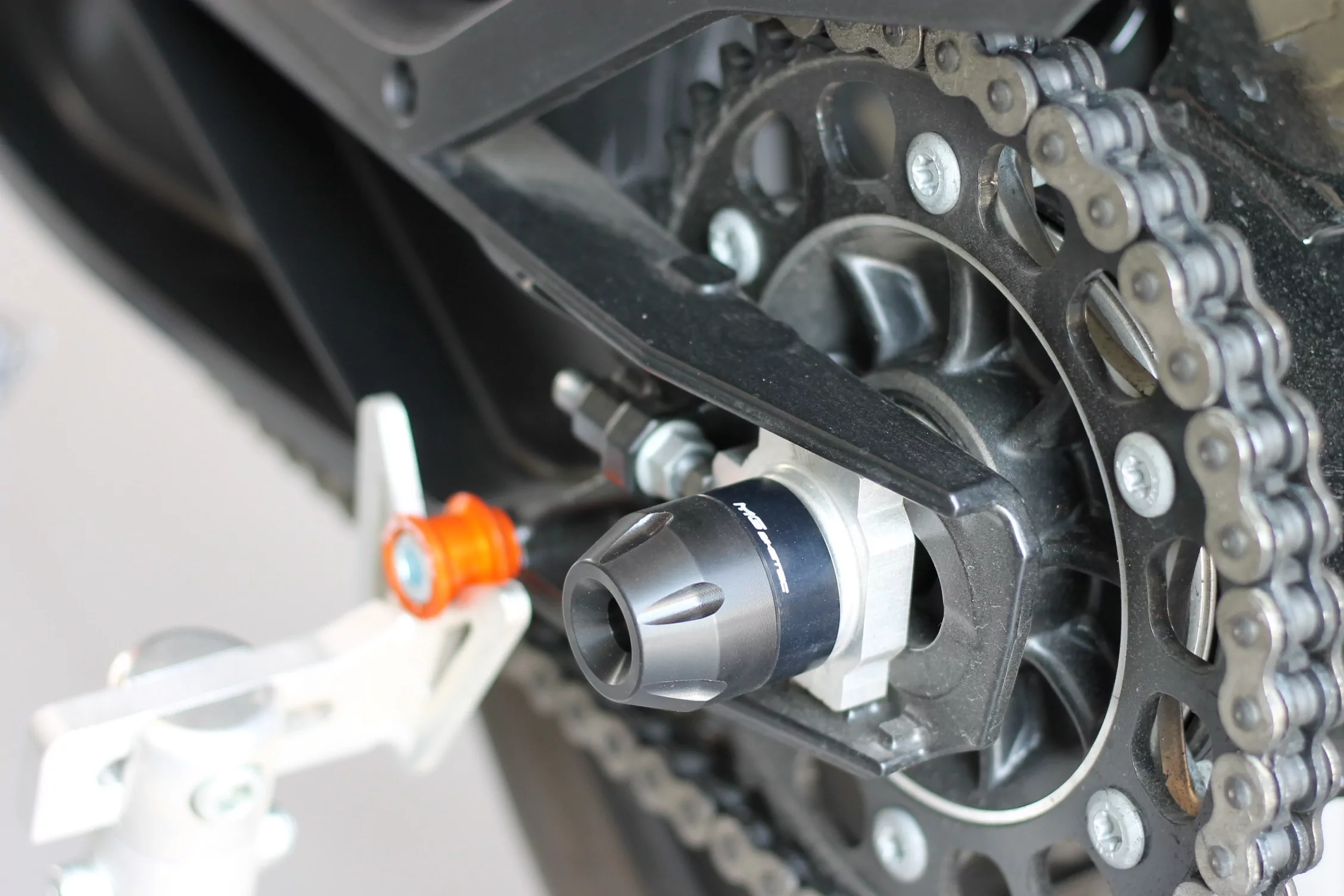 MG Biketec Sturzprotektoren / Protektor - Schwinge für KTM 790 Duke ab 2018-2020