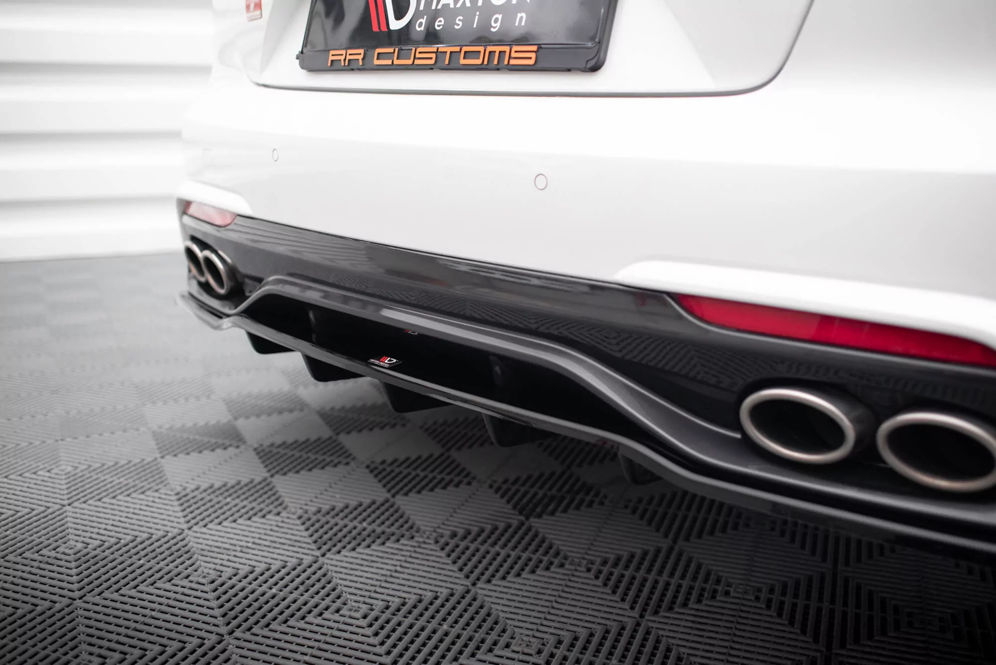 Mittlerer Diffusor Heck Ansatz DTM Look Für Kia Stinger GT-Line Mk1 Schwarz Hochglanz