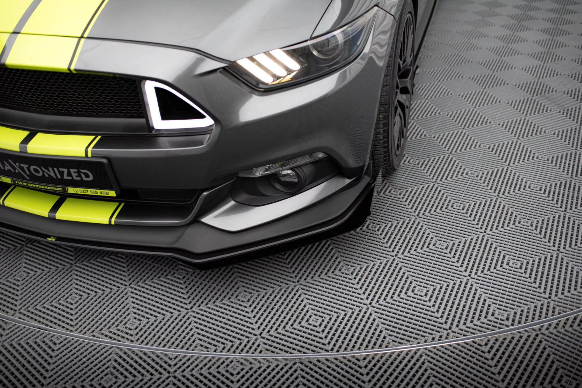 Street Pro Front Ansatz Für +Flaps Für + Flaps Ford Mustang GT Mk6  Schwarz Hochglanz