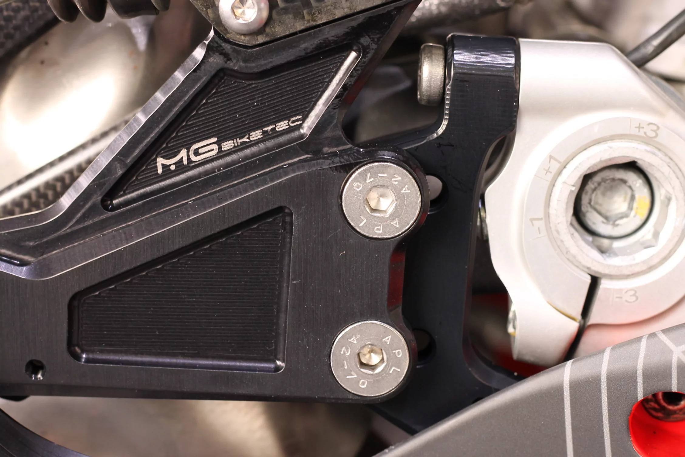 MG Biketec Sportfussrastenanlage / Rastenanlage / Fußrastenanlage mit ABE, gültig in D - A - CH für Ducati Panigale V4 ab 2021