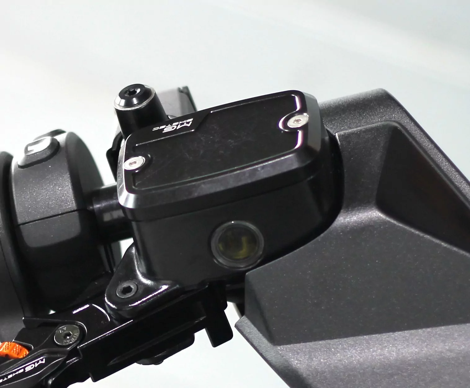 MG Biketec Behälterdeckelset - Bremsflüssigkeit Set Links und Rechts für BMW CE 04 ab 2022 - 2024