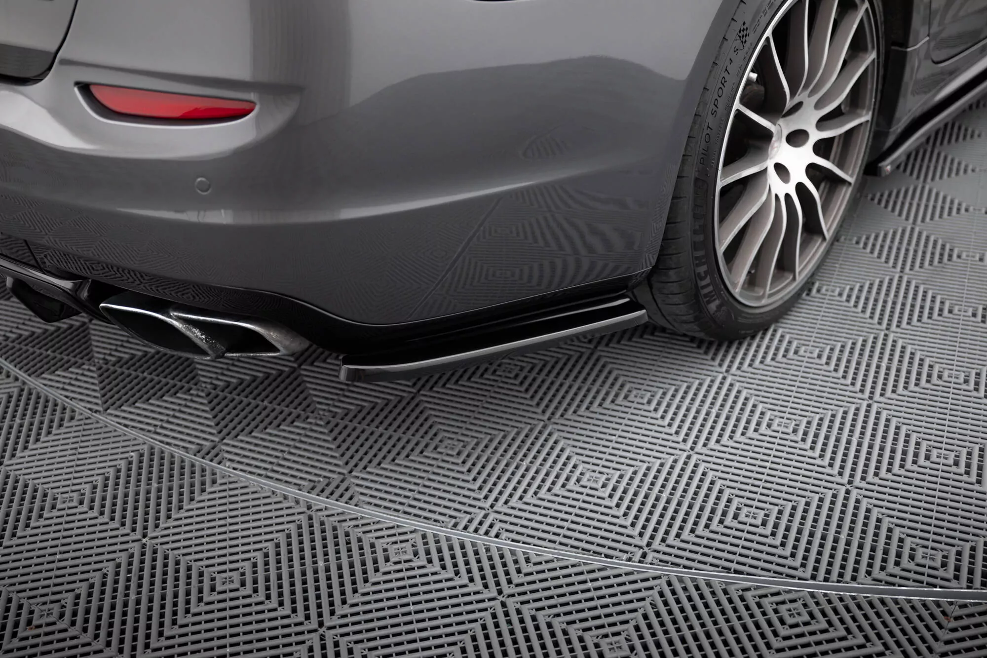 Heck Ansatz Flaps Diffusor Passend Für Passend Für MASERATI QUATTROPORTE MK6 Schwarz Hochglanz Schwarz Hochglanz
