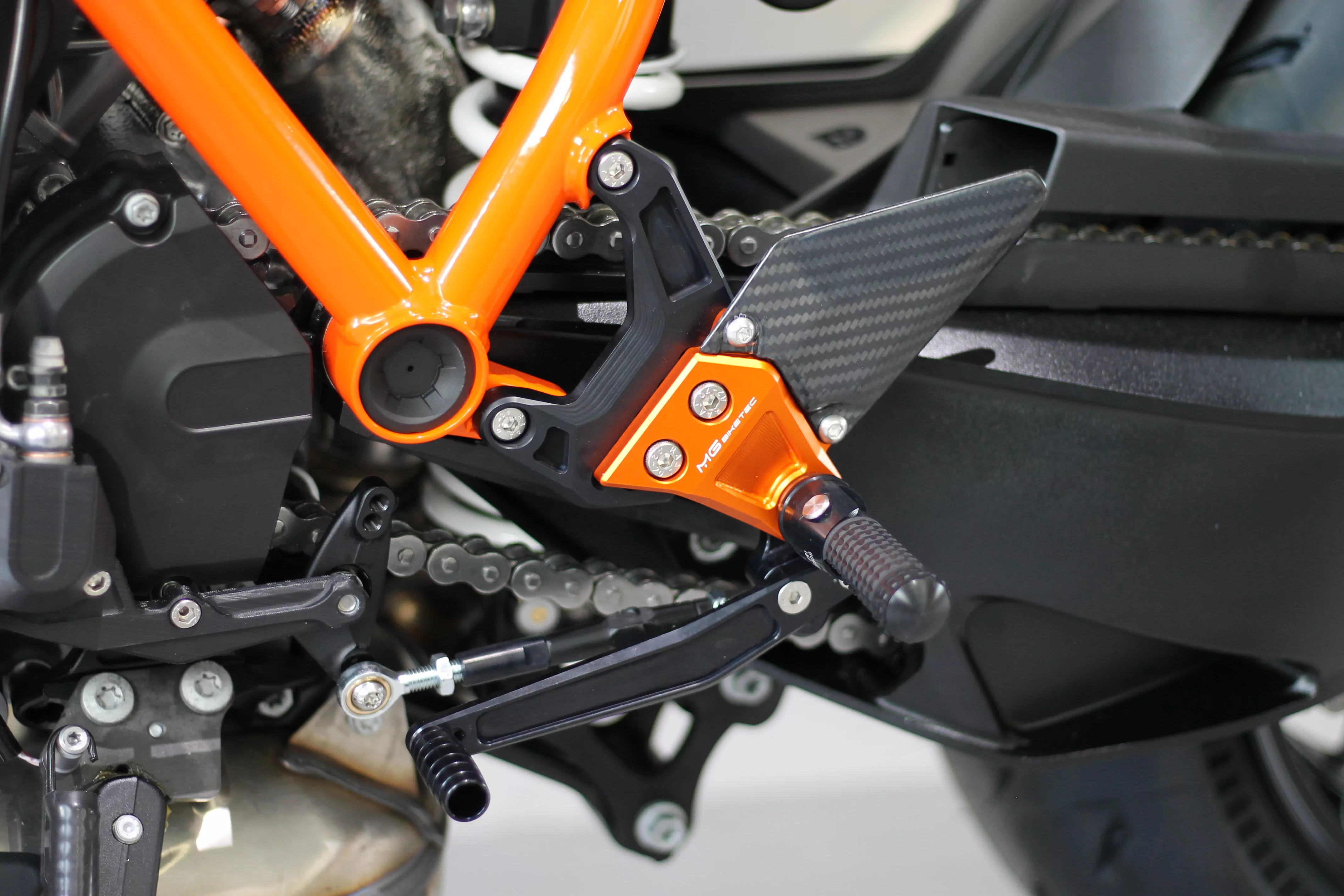 MG Biketec Sportfussrastenanlage / Rastenanlage / Fußrastenanlage mit ABE, gültig in D - A - CH für KTM 1290 Super Duke R / RR / EVO ab 2020