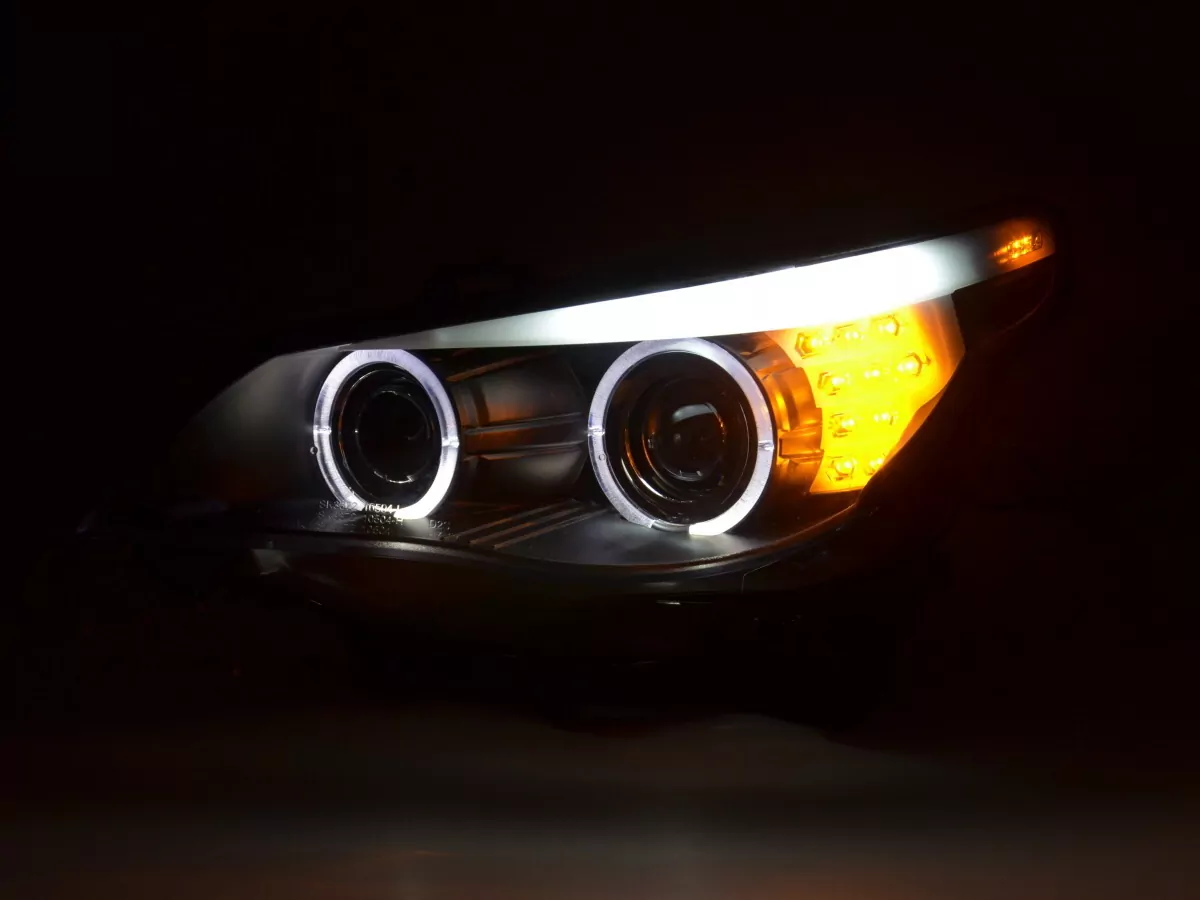 Scheinwerfer Set Xenon Angel Eyes LED BMW 5er E60/E61 Bj. 05-08 schwarz für Rechtslenker