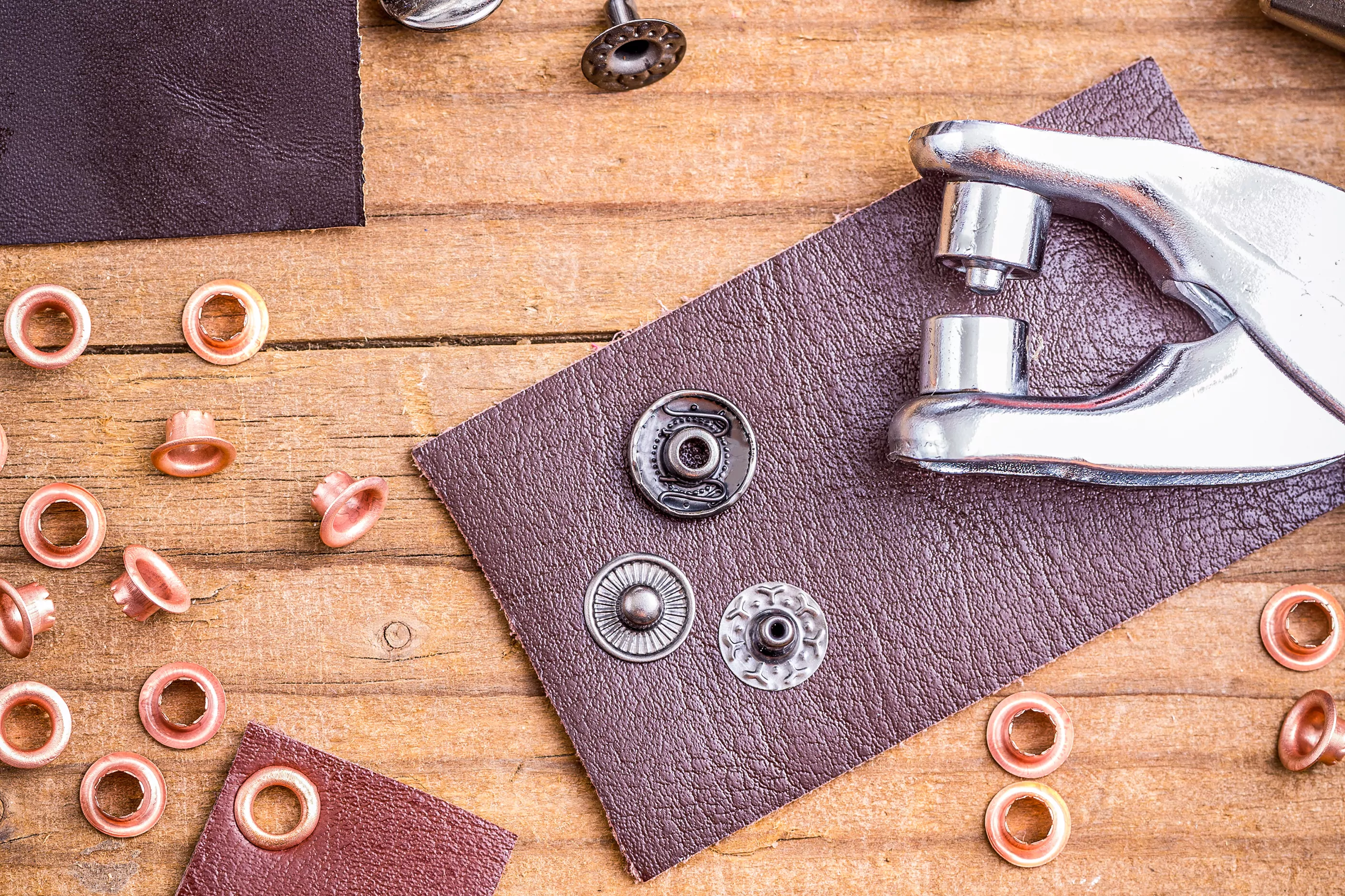 Ösenzange mit 100 Rundösen | 5,0 mm