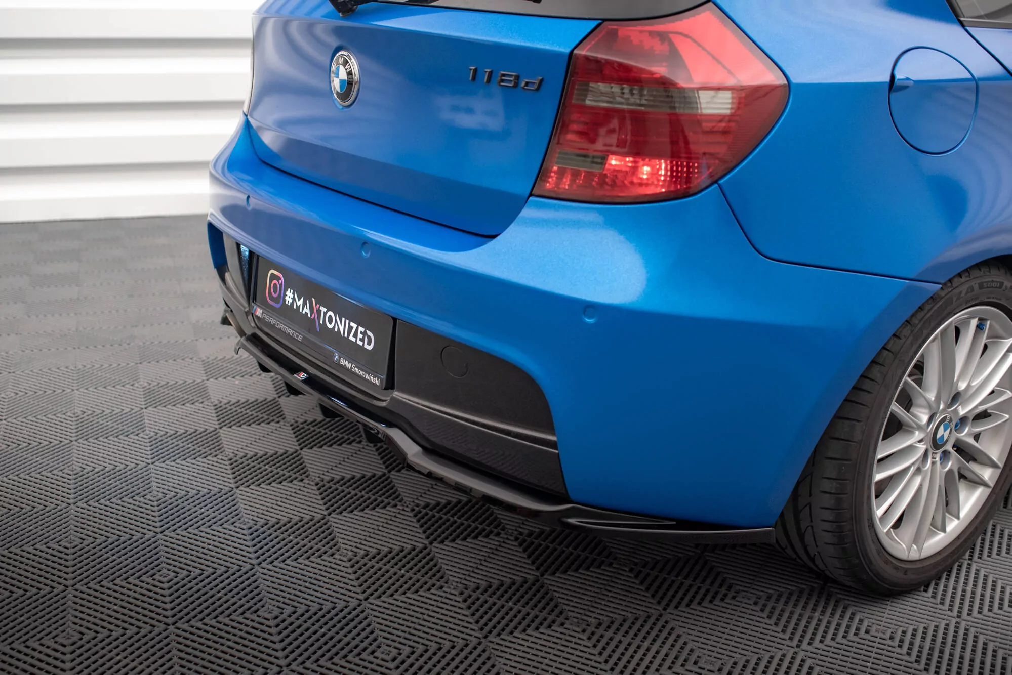Hinten Splitter (mit Einem Vertikalem Balken) BMW 1er M-Paket E87 Facelift Schwarz Hochglanz
