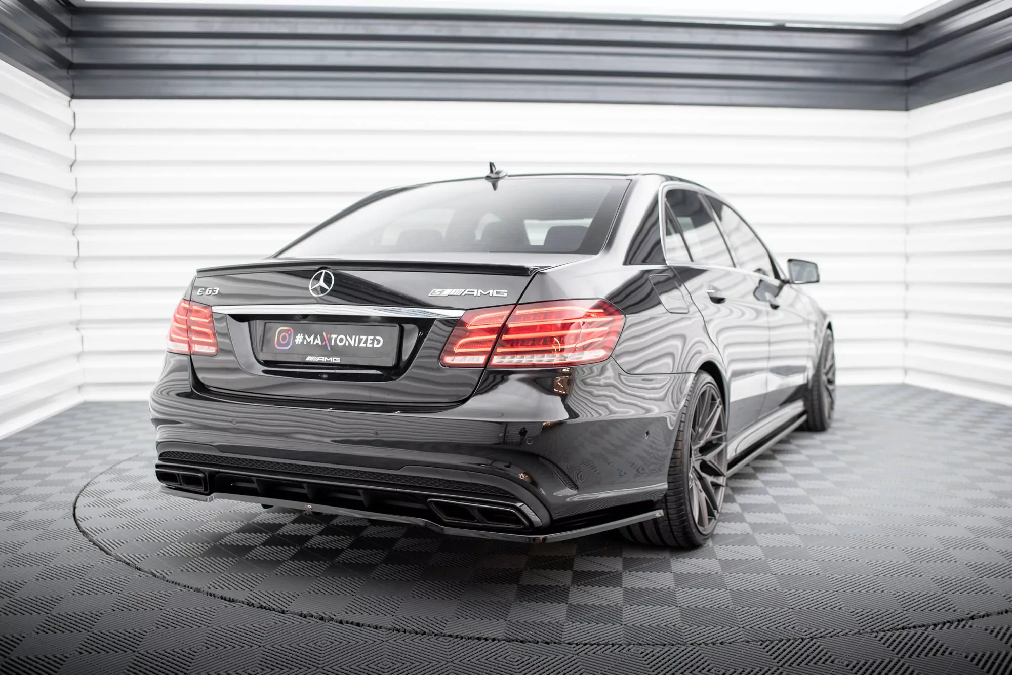 Hinten Splitter (mit Einem Vertikalem Balken) Mercedes-Benz E63 AMG Limousine W212 Facelift Schwarz Hochglanz