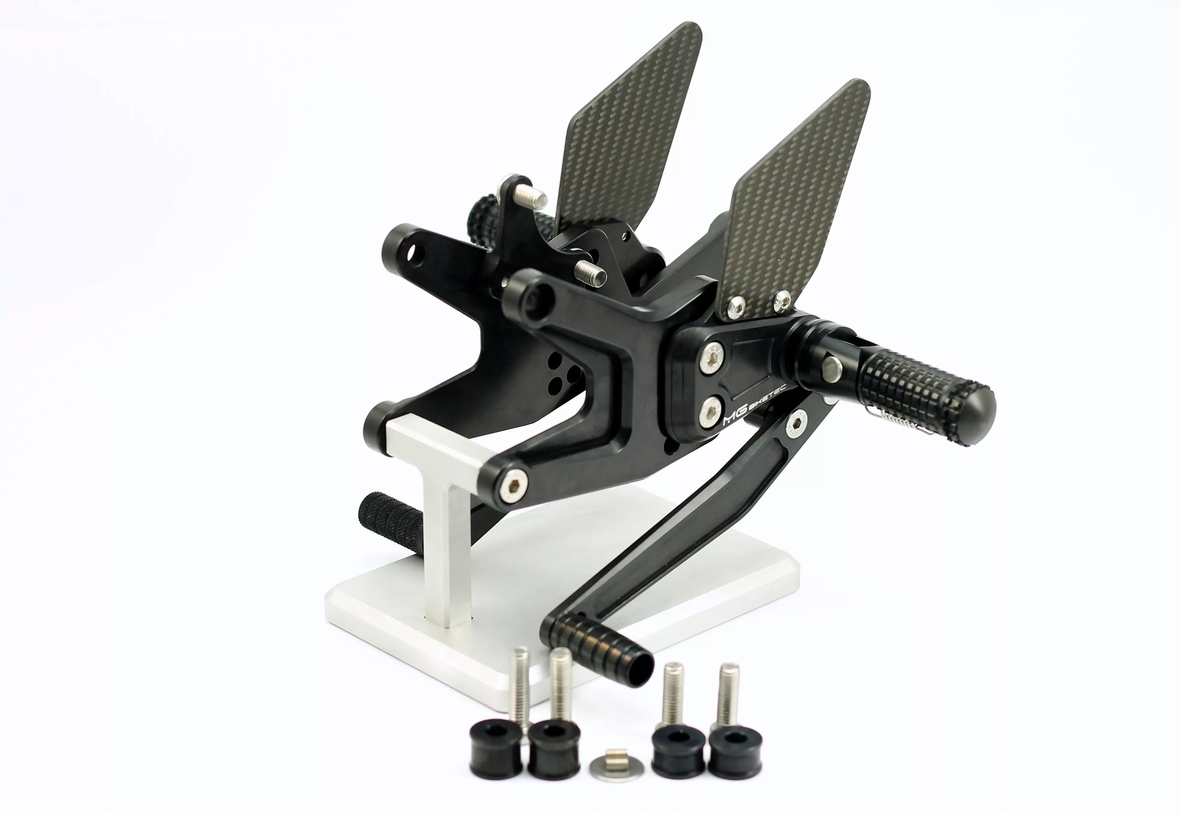 MG Biketec Sportfussrastenanlage / Rastenanlage / Fußrastenanlage mit ABE, gültig in D - A - CH für Triumph Street Triple 765 S / R / RS ab 2023