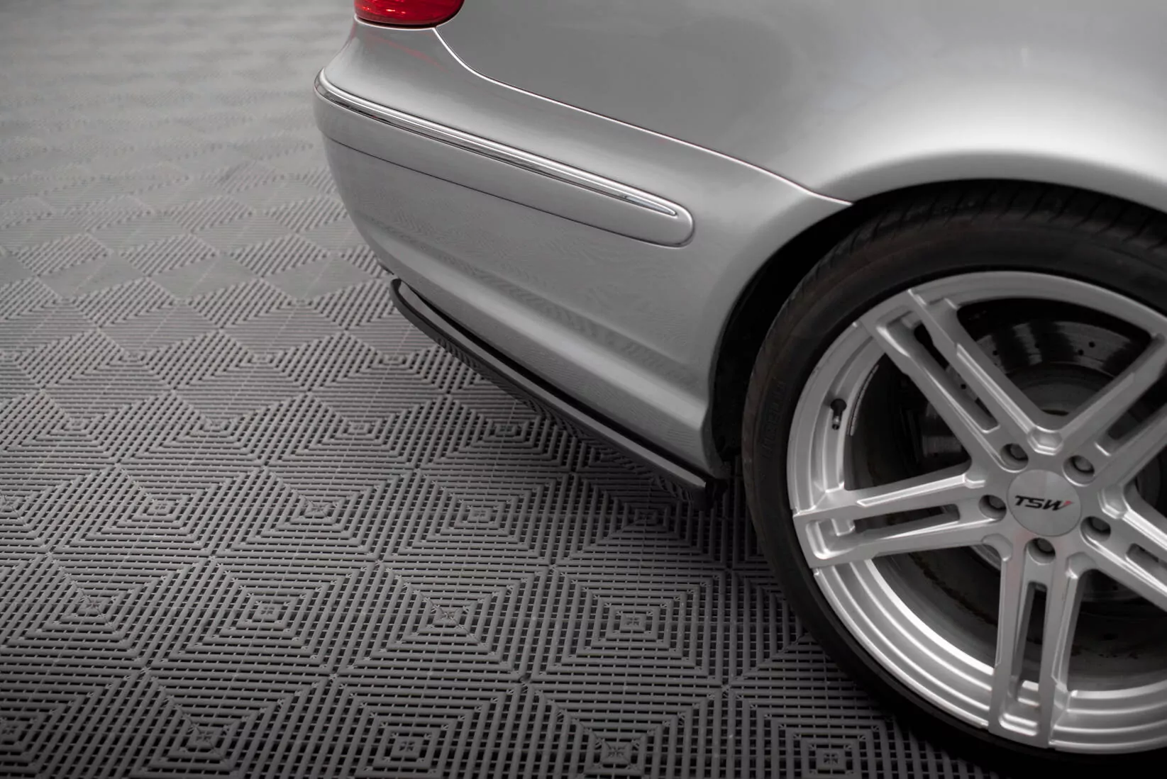 Heck Ansatz Flaps Diffusor Für Mercedes-Benz E 55 AMG W211 Schwarz Hochglanz