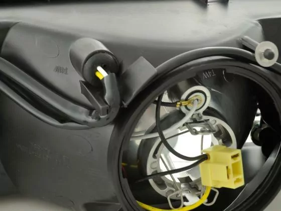 Verschleißteile Scheinwerfer links Iveco EuroTech Bj. 96-