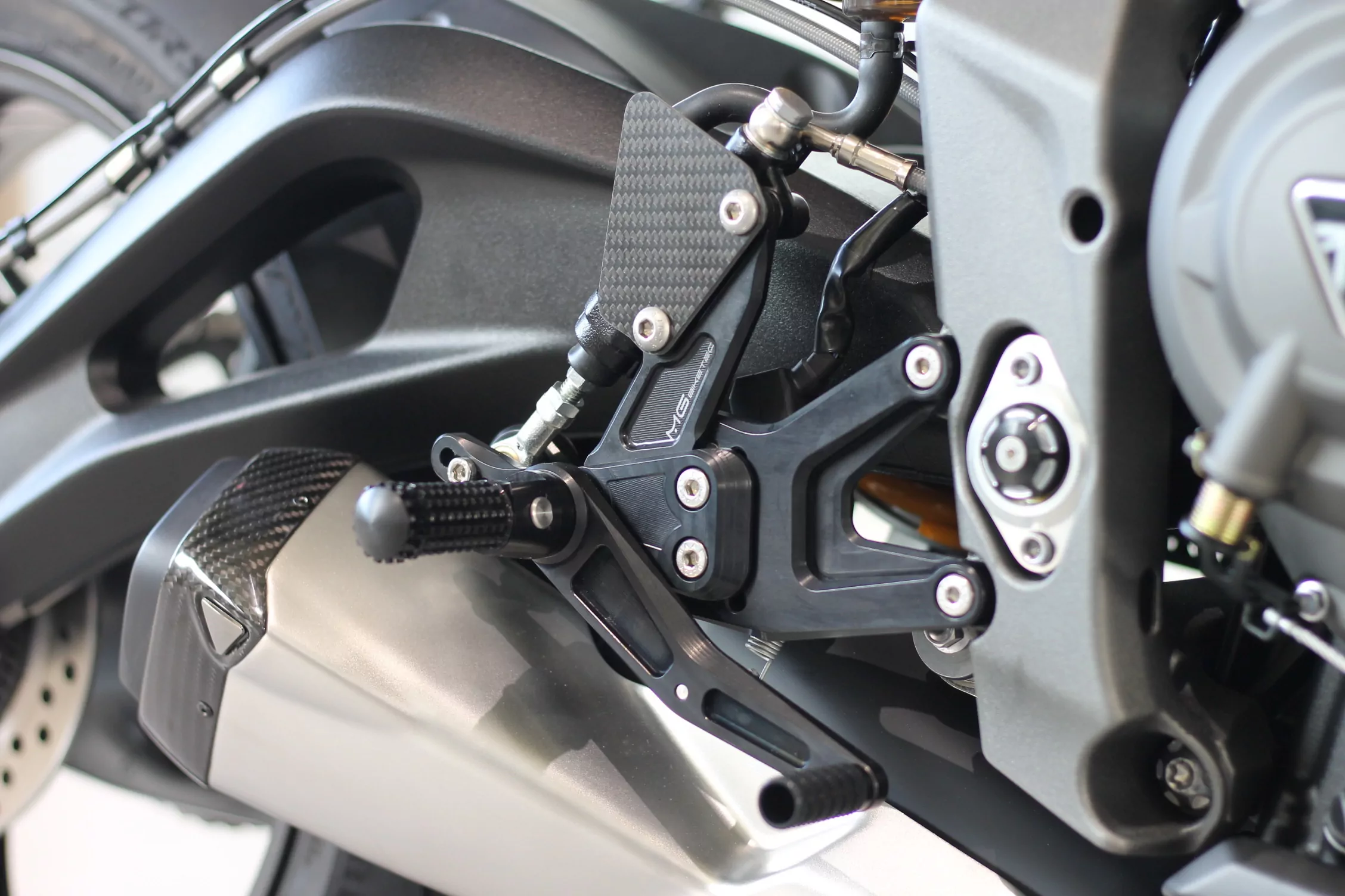 MG Biketec Sportfussrastenanlage / Rastenanlage / Fußrastenanlage mit ABE, gültig in D - A - CH für Triumph Street Triple 765 R / RS ab 2017-2019