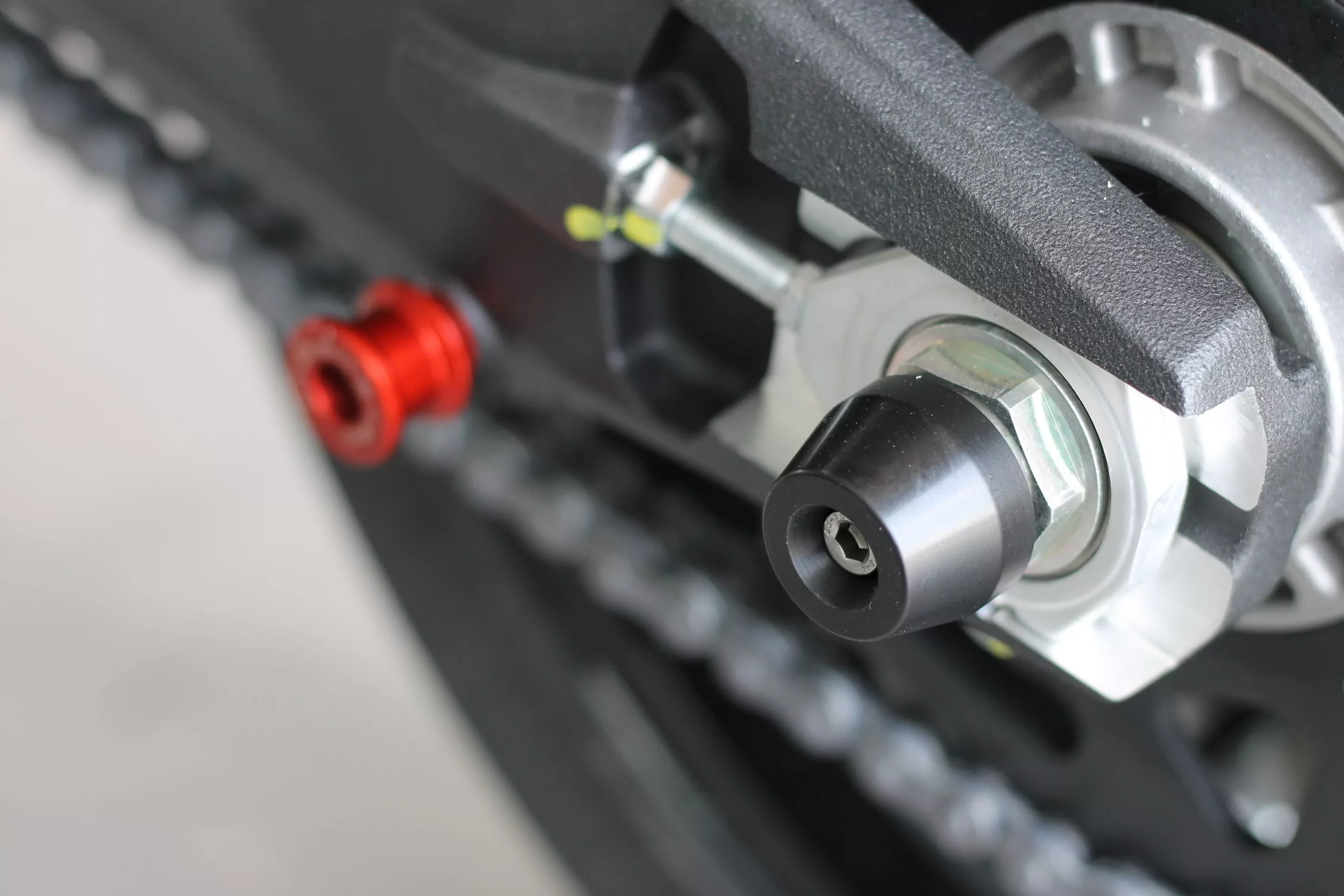 MG Biketec Sturzprotektoren / Protektor - Schwinge für Ducati Monster / Monster+ 937 (950) ab 2021