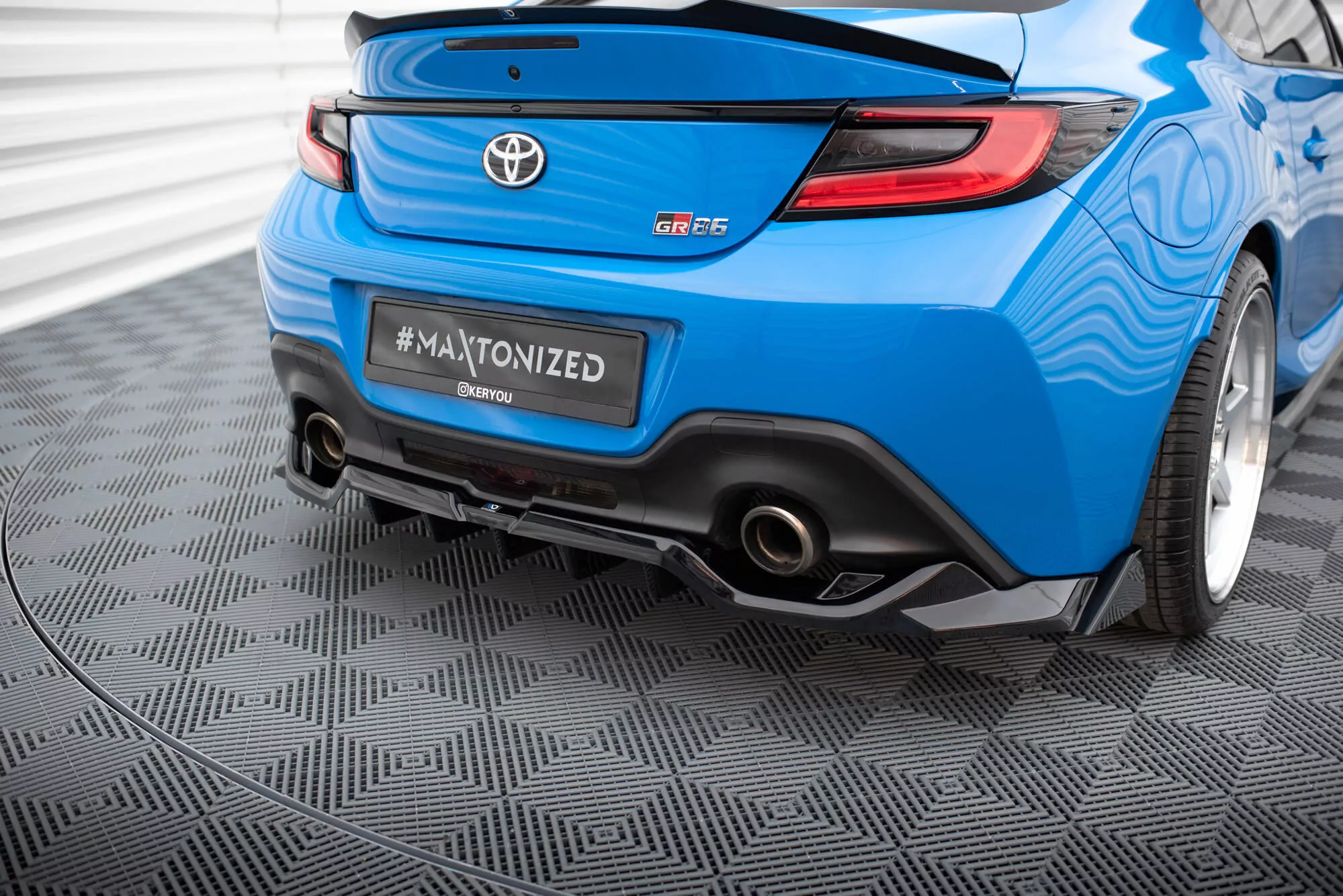 Hinten Splitter (mit Einem Vertikalem Balken) V.3 Toyota GR86 Mk1 Schwarz Hochglanz