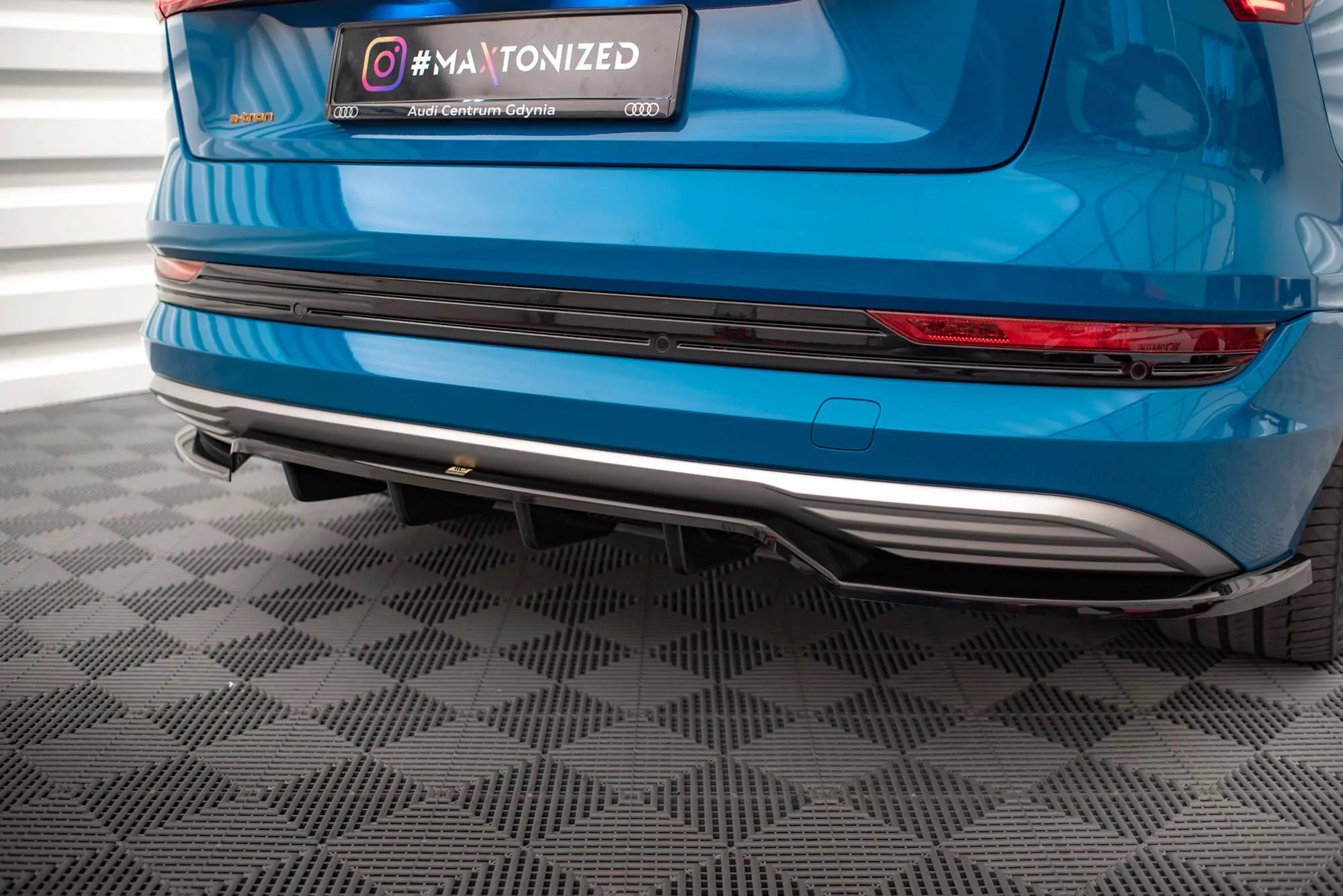 Hinten Splitter (mit Einem Vertikalem Balken) Audi E-tron Schwarz Hochglanz