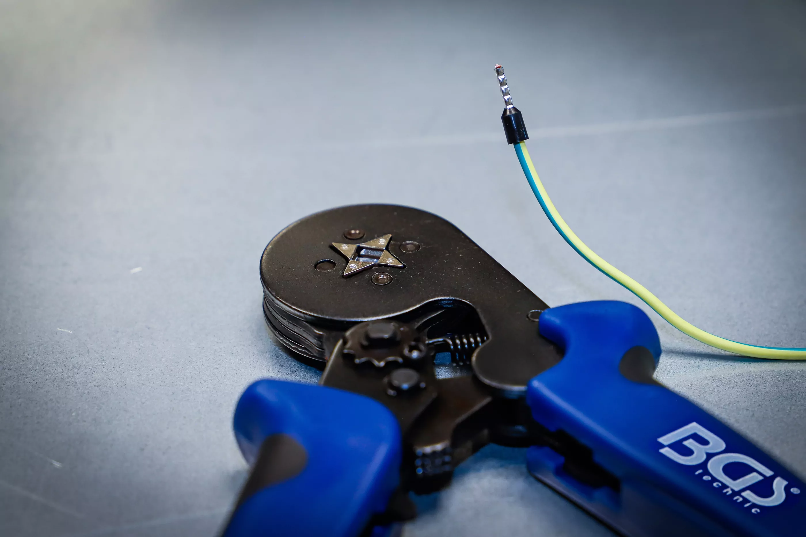 Crimpzange für Aderendhülsen 0,25 - 10 mm² | mit Aderendhülsen-Sortiment 0,5 - 10 mm²