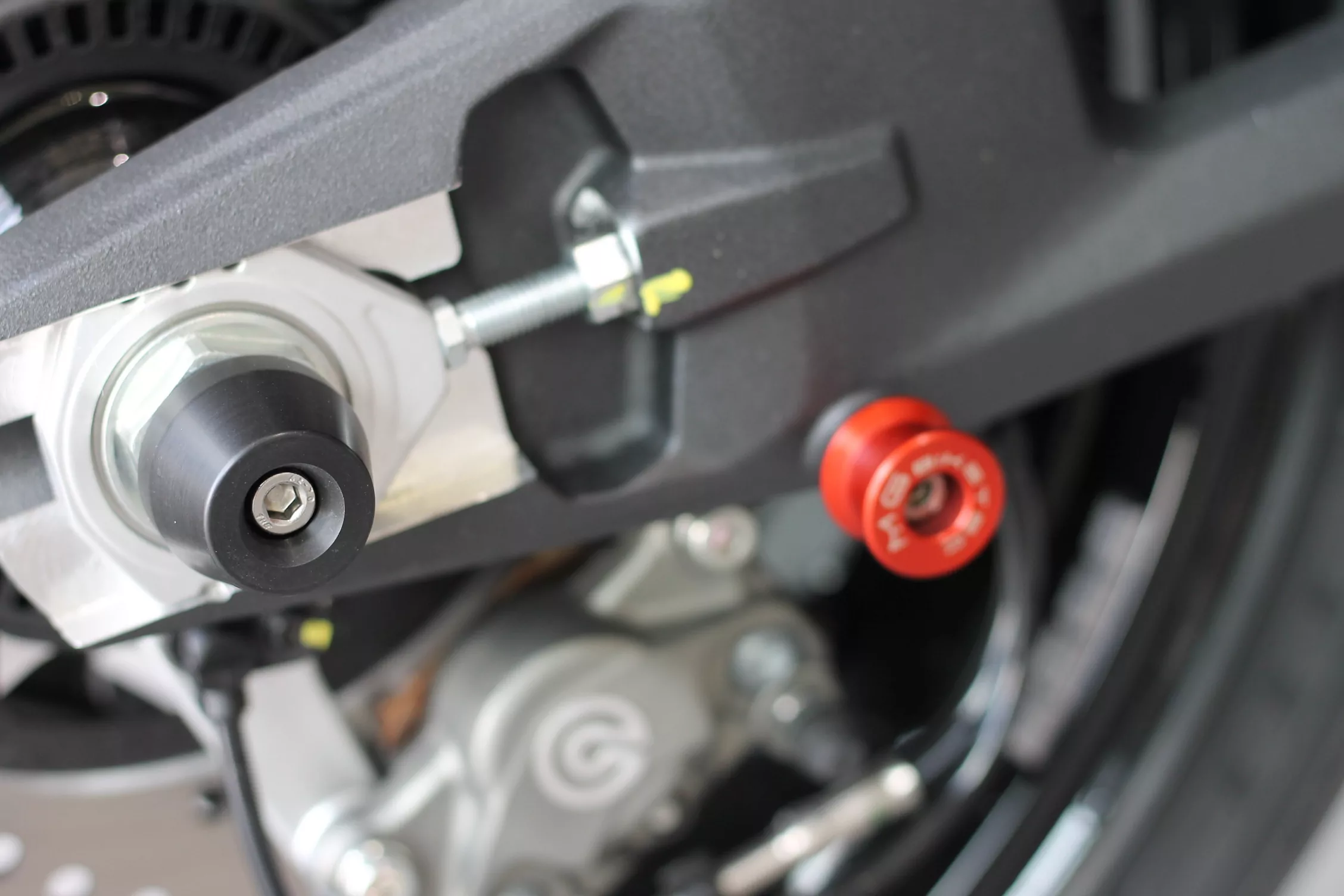 MG Biketec Sturzprotektoren / Protektor - Schwinge für Ducati Monster / Monster+ 937 (950) ab 2021