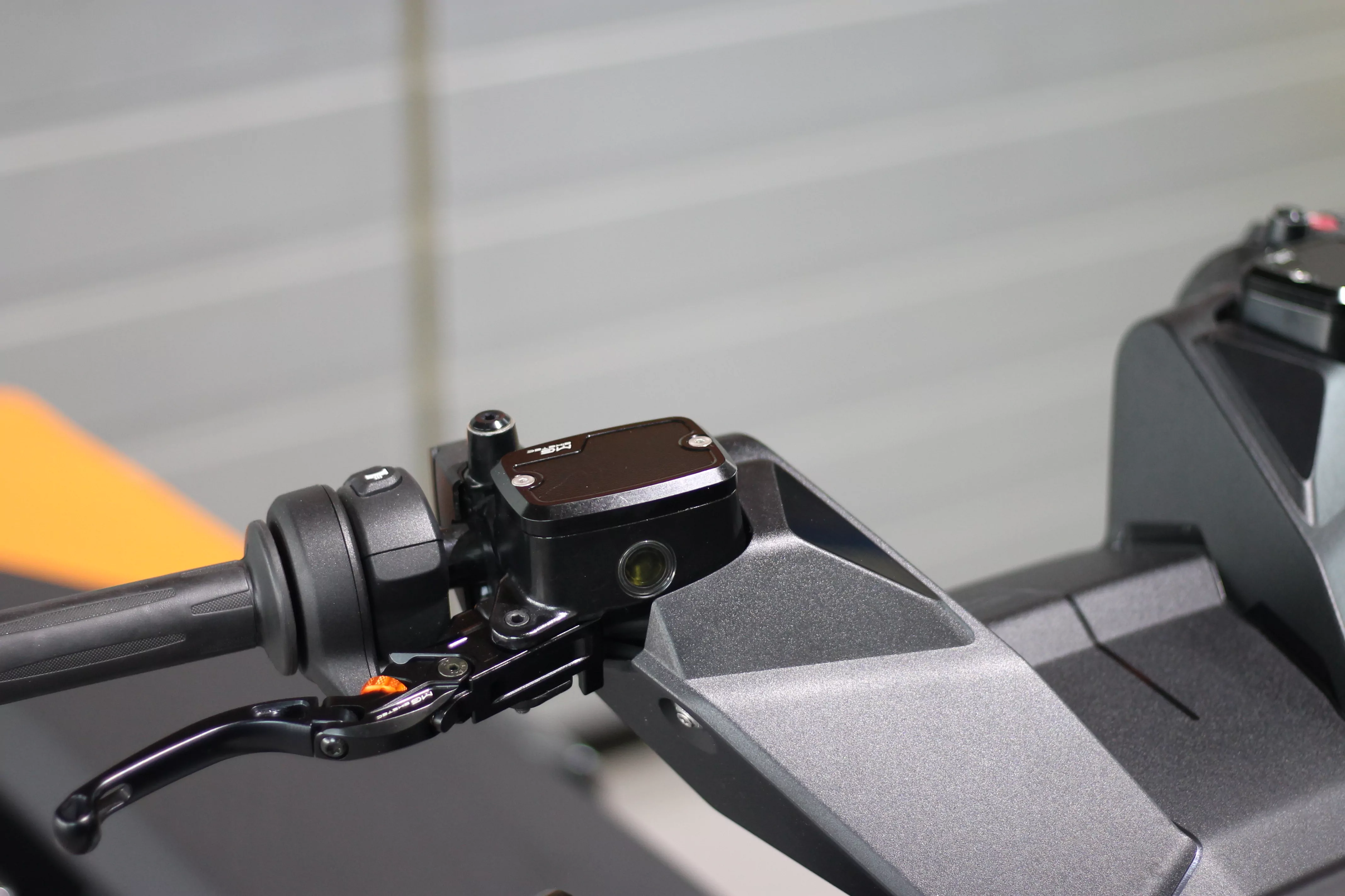 MG Biketec Behälterdeckelset - Bremsflüssigkeit Set Links und Rechts für BMW CE 04 ab 2022 - 2024