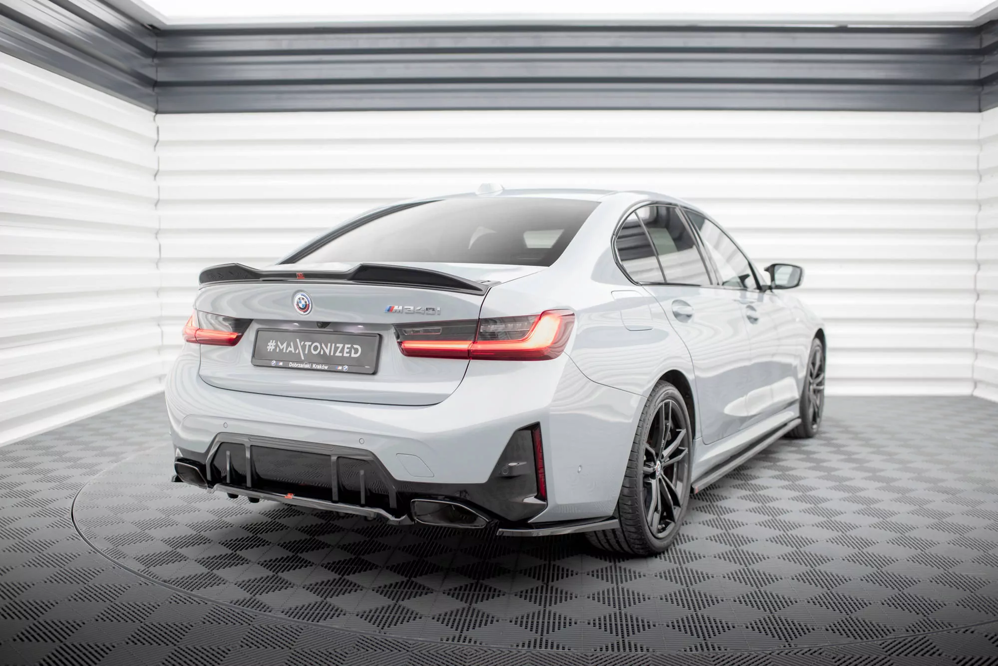 Hinten Splitter (mit Einem Vertikalem Balken) V.1 BMW M340i G20 / G21 Facelift Schwarz Hochglanz