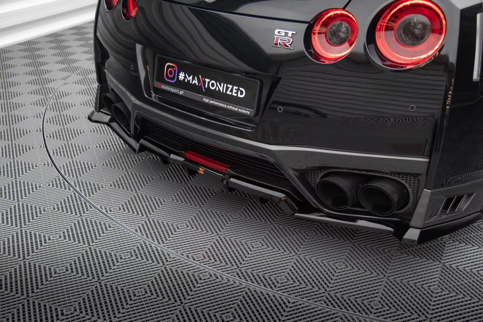 Hinten Splitter (mit Einem Vertikalem Balken) Nissan GTR R35 Facelift Schwarz Hochglanz