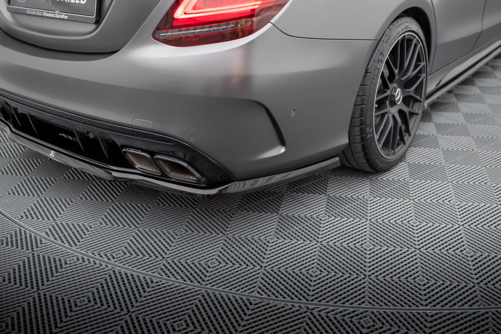 Hinten Splitter (mit Einem Vertikalem Balken) Mercedes-AMG C63 Limousine / Kombi W205 Facelift Schwarz Hochglanz