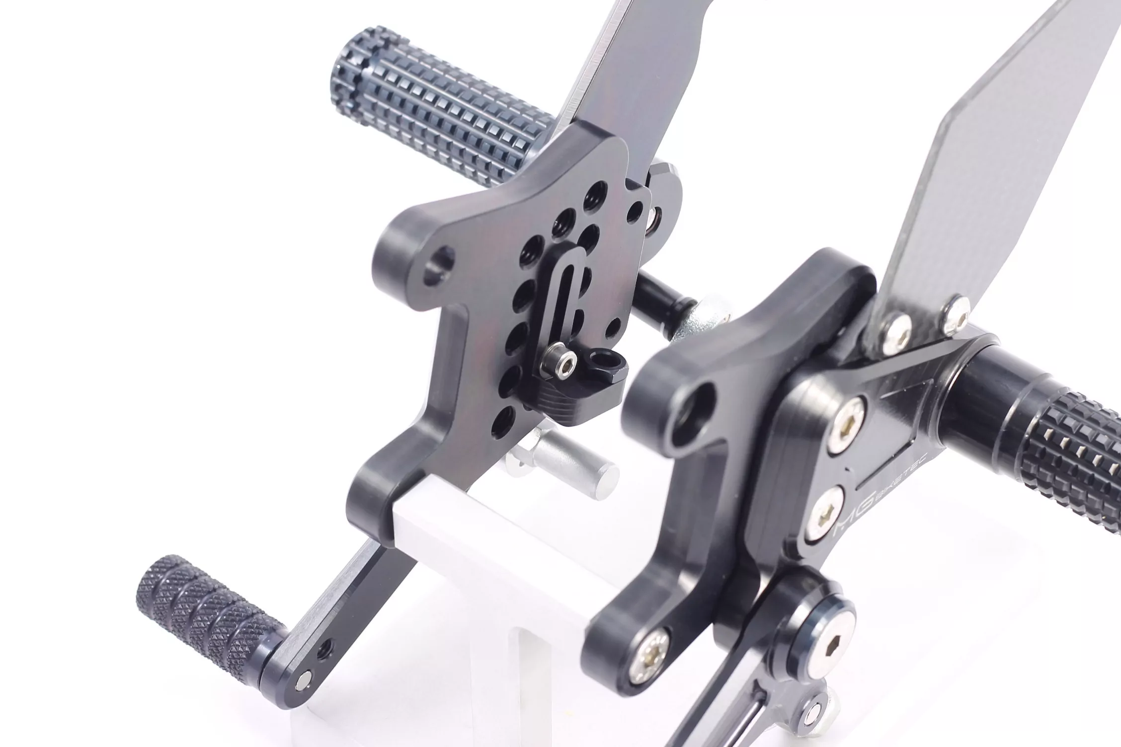 MG Biketec Sportfussrastenanlage / Rastenanlage / Fußrastenanlage mit ABE, gültig in D - A - CH für Aprilia RSV4 1100 / Factory ab 2021