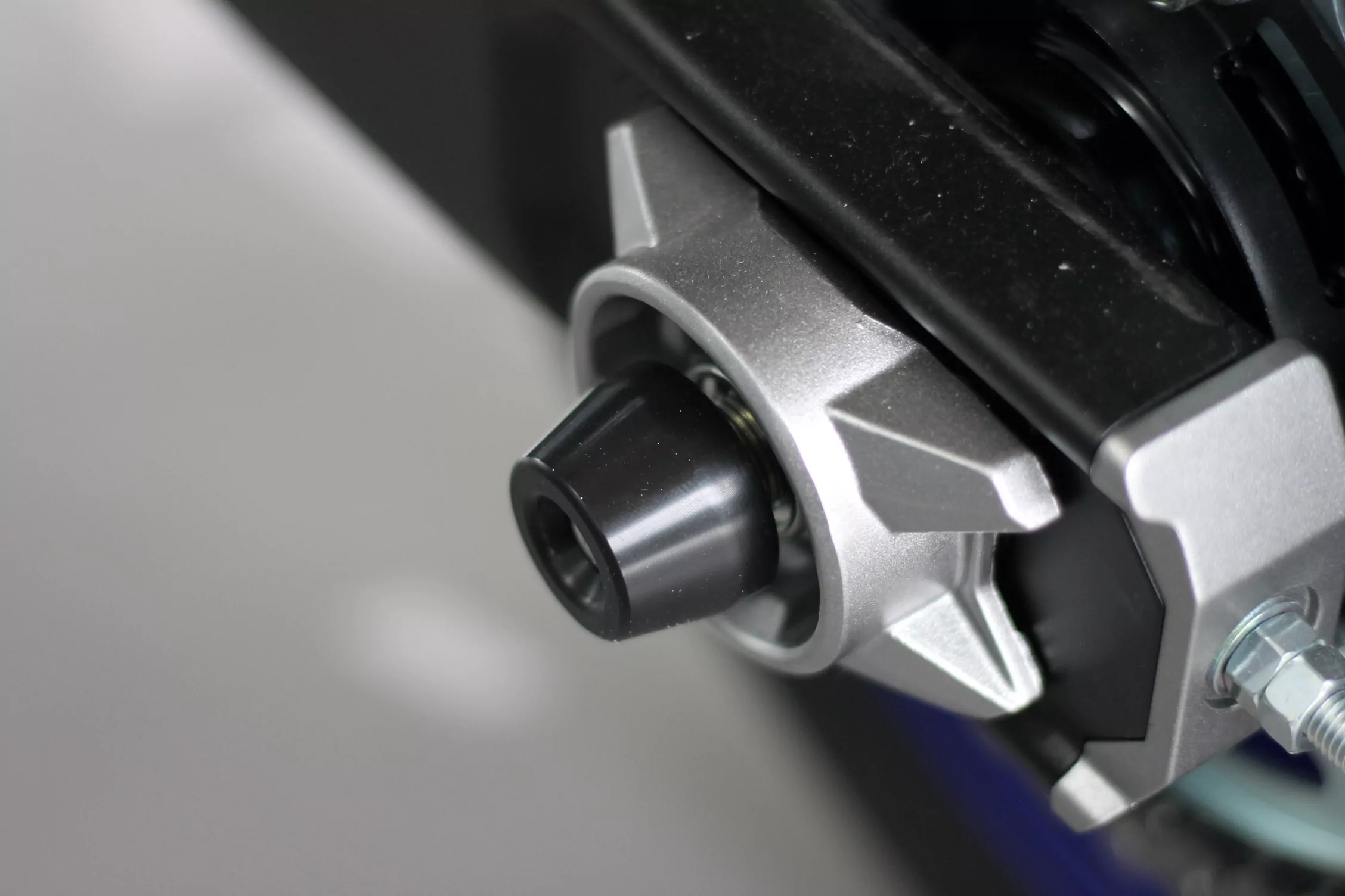 MG Biketec Sturzprotektoren / Protektor - Schwinge für Yamaha Tracer 900 / GT ab 2017-2019