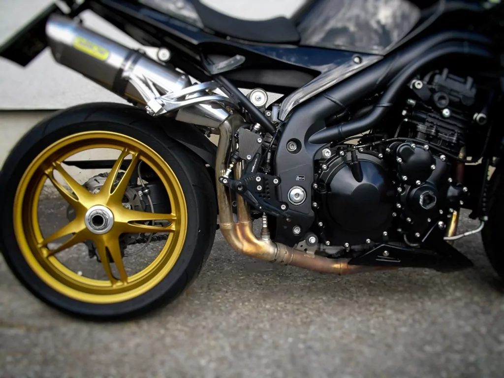 MG Biketec Sportfussrastenanlage / Rastenanlage / Fußrastenanlage mit ABE, gültig in D - A - CH für Triumph Speed Triple 1050 ab 2005-2007