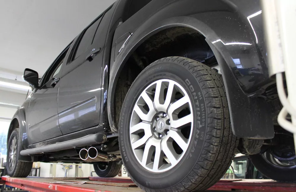 Nissan Navara D40 - 2,5l dCi  Endschalldämpfer Sidepipe, Ausgang rechts und links am Fahrzeug - 2x90 Typ 16 rechts/links