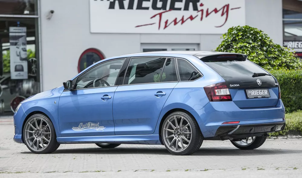 Rieger Heckeinsatz für Skoda Rapid (NH) - Spaceback 07.12-04.17 (bis Facelift) schwarz glanz
