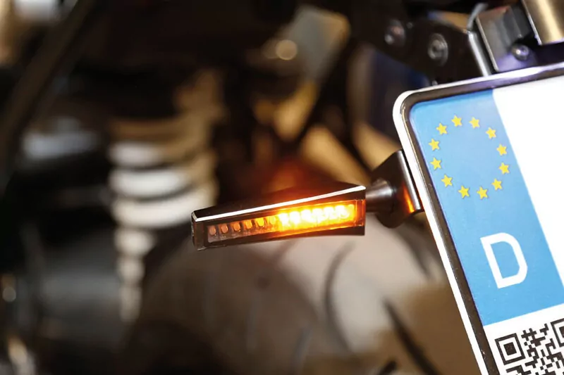 HIGHSIDER LED Sequenz-Blinker STS 1, schwarzes 2C Gehäuse, getöntes Glas