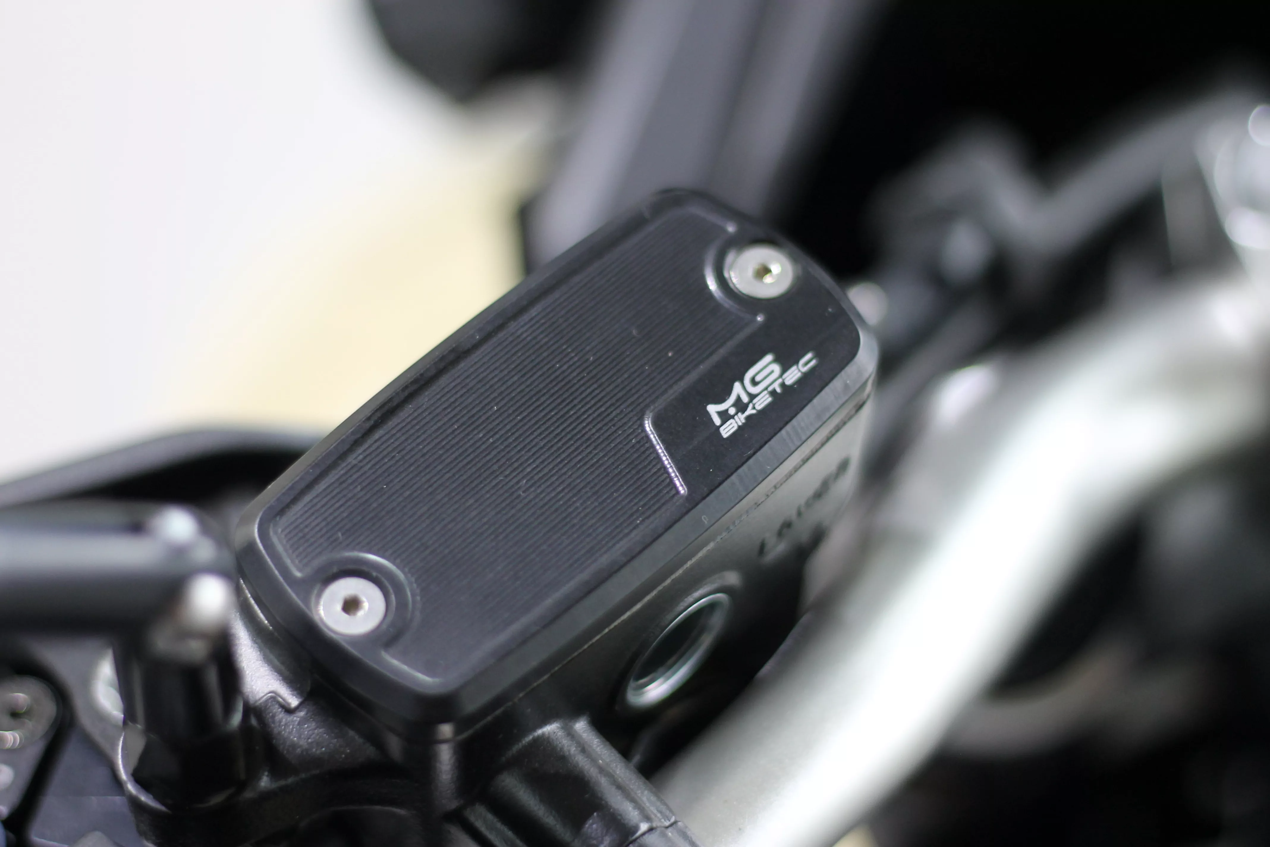 MG Biketec Behälterdeckelset - Bremsflüssigkeit vorne & hinten für Kawasaki J 300 ab 2014-2016