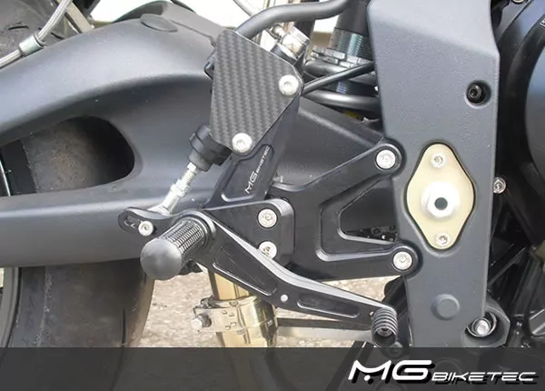 MG Biketec Sportfussrastenanlage / Rastenanlage / Fußrastenanlage mit ABE, gültig in D - A - CH für Triumph Street Triple 675 ab 2008-2010