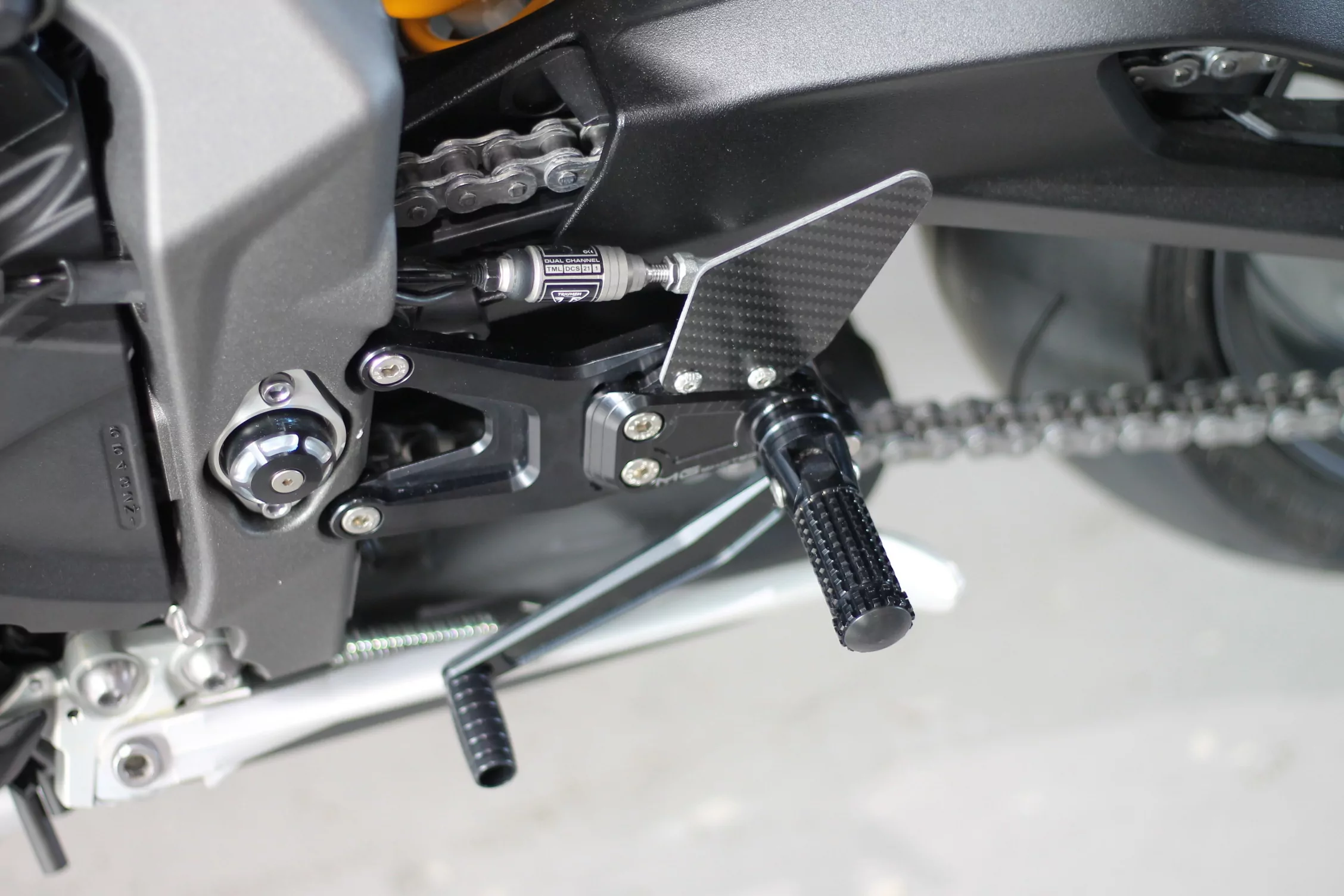 MG Biketec Sportfussrastenanlage / Rastenanlage / Fußrastenanlage mit ABE, gültig in D - A - CH für Triumph Street Triple 765 R / RS ab 2017-2019