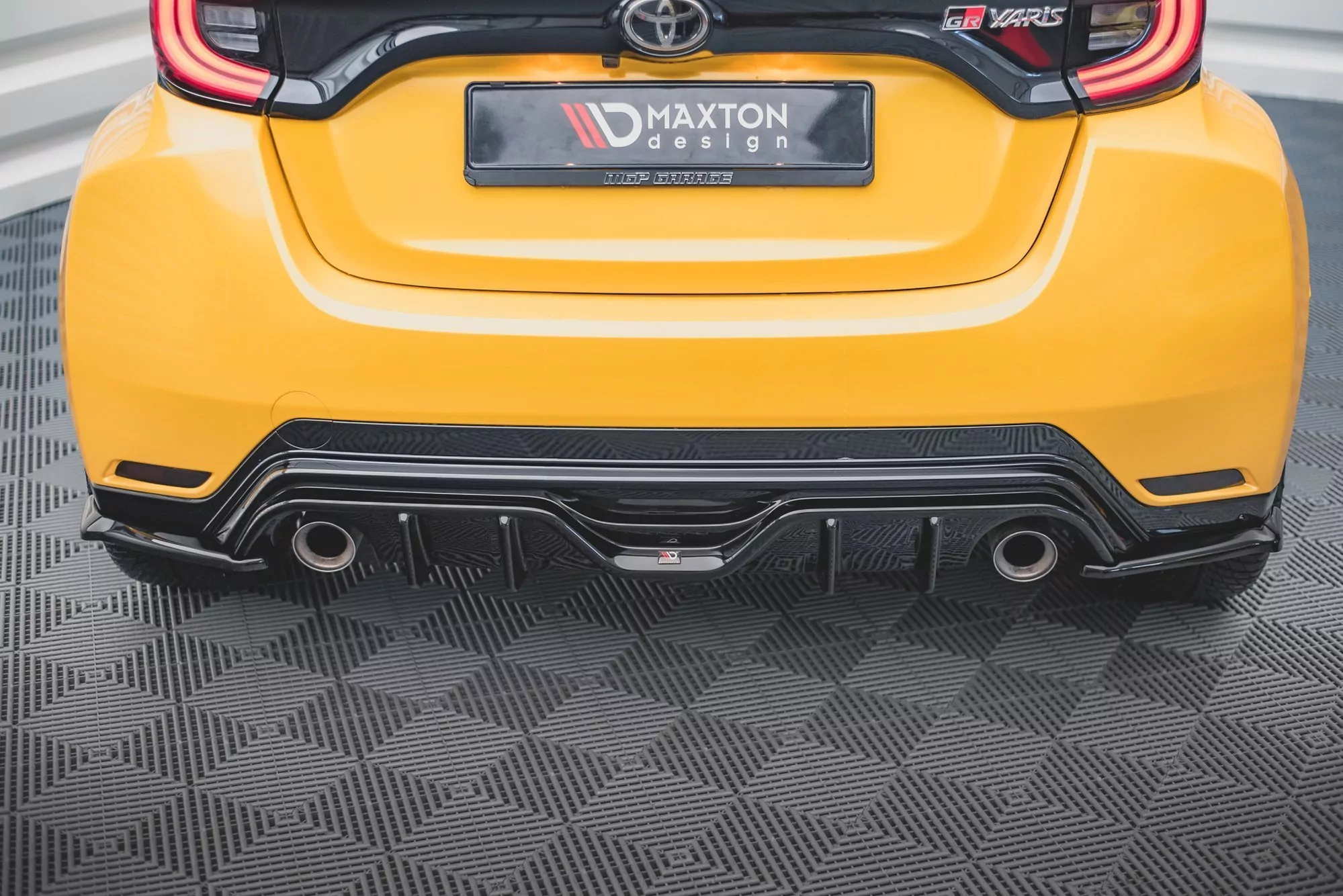 Heck Ansatz Flaps Diffusor V.3 Für Toyota GR Yaris Mk4 Schwarz Hochglanz