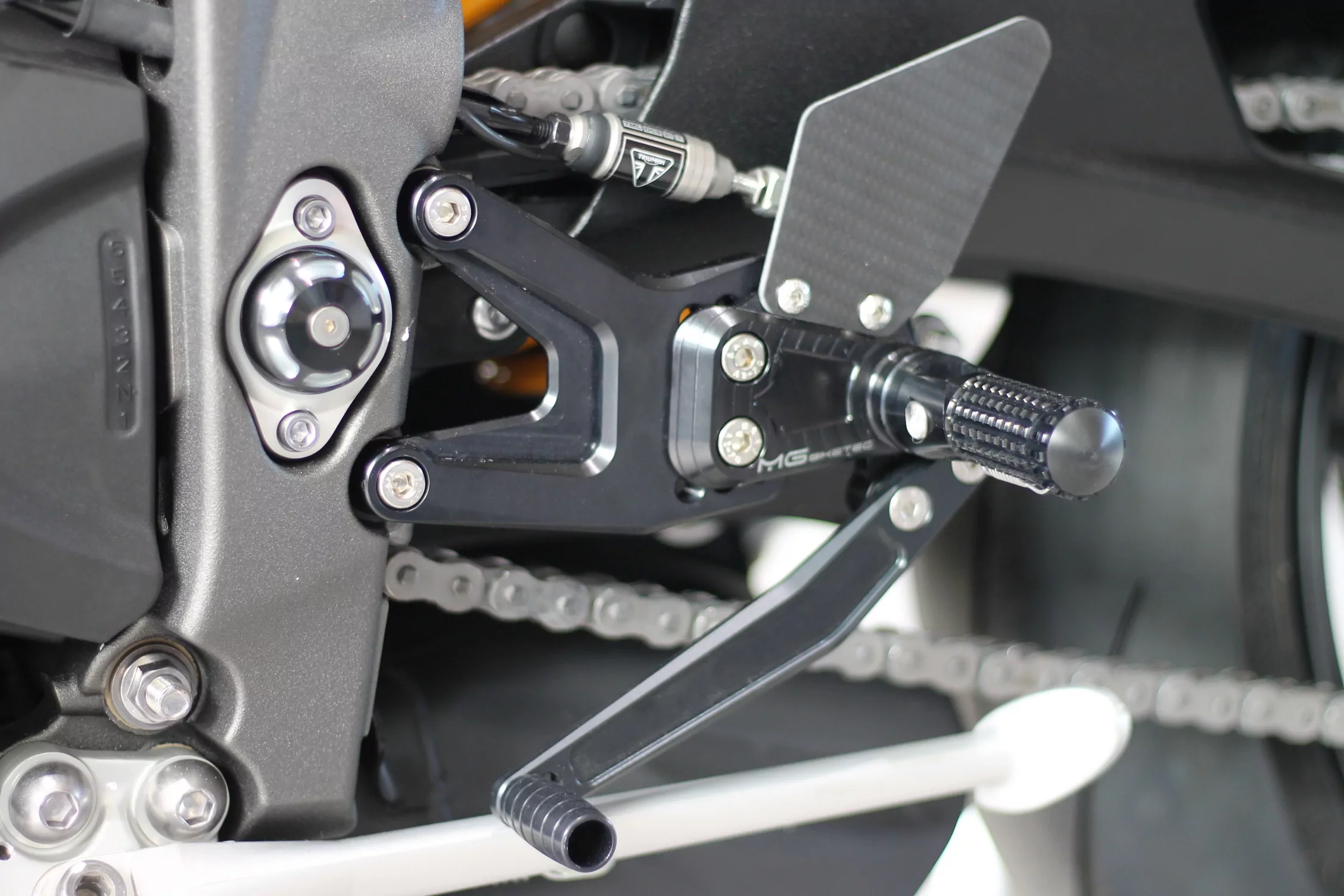 MG Biketec Sportfussrastenanlage / Rastenanlage / Fußrastenanlage mit ABE, gültig in D - A - CH für Triumph Street Triple 765 R / RS ab 2017-2019