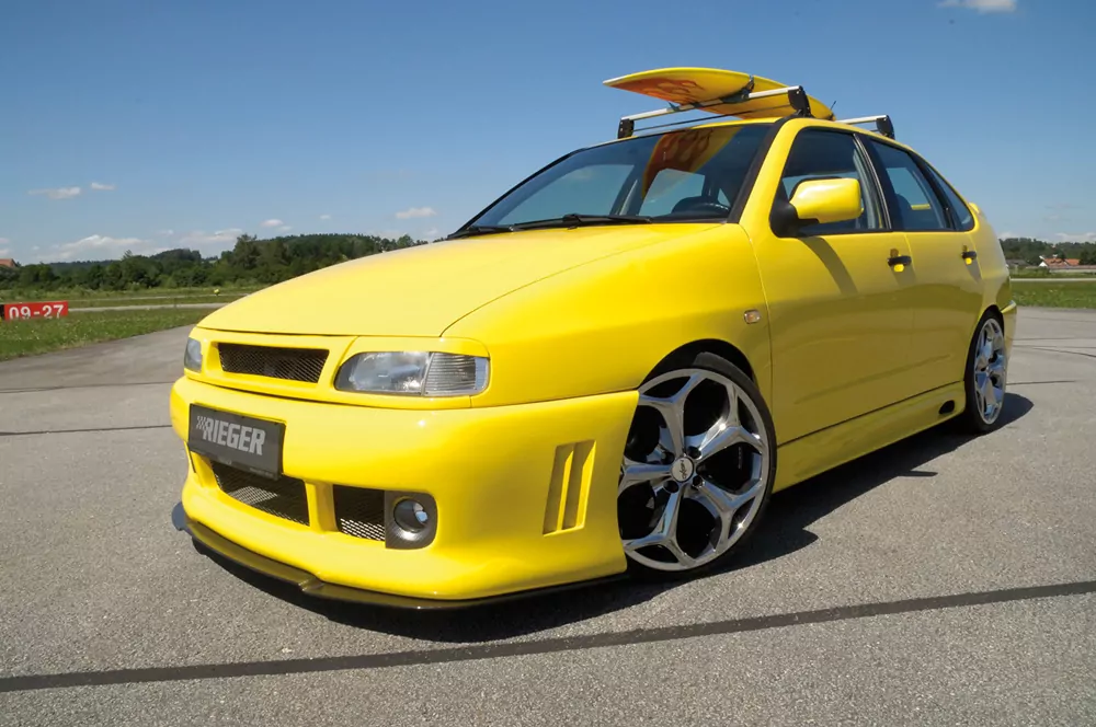 Rieger Seitenschweller rechts  matt schwarz für VW Cordoba (6K)