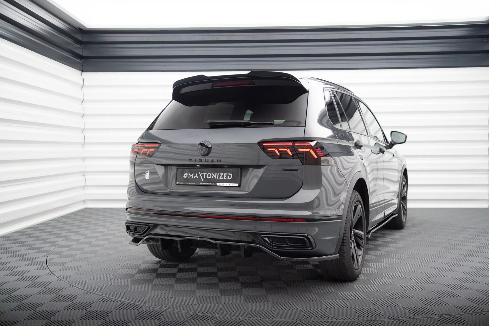 Hinten Splitter (mit Einem Vertikalem Balken) Volkswagen Tiguan R-Line Mk2 Facelift Schwarz Hochglanz
