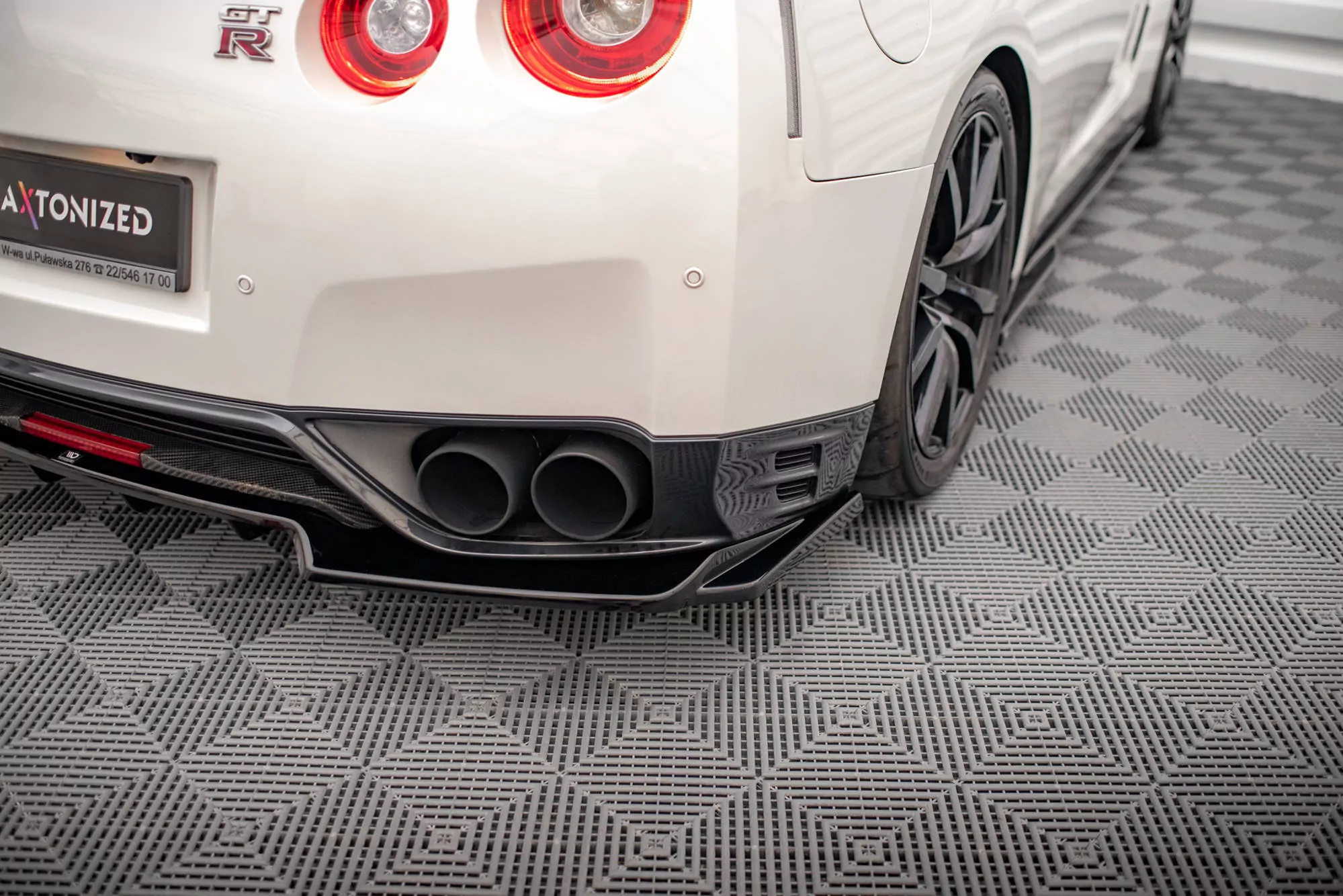 Hinten Splitter (mit Einem Vertikalem Balken) Nissan GTR R35 Facelift Schwarz Hochglanz