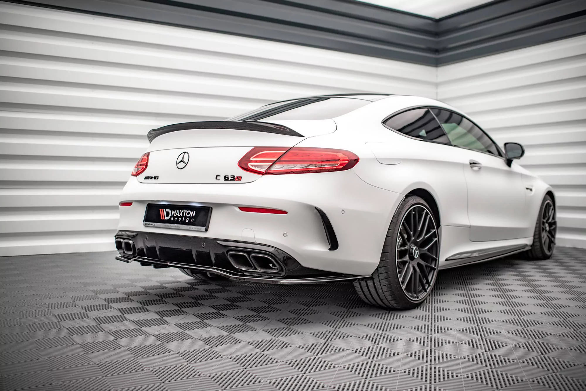 Hinten Splitter (mit Einem Vertikalem Balken) Mercedes-AMG C 63 AMG Coupe AMG Aero Pack C205 Facelift Schwarz Hochglanz