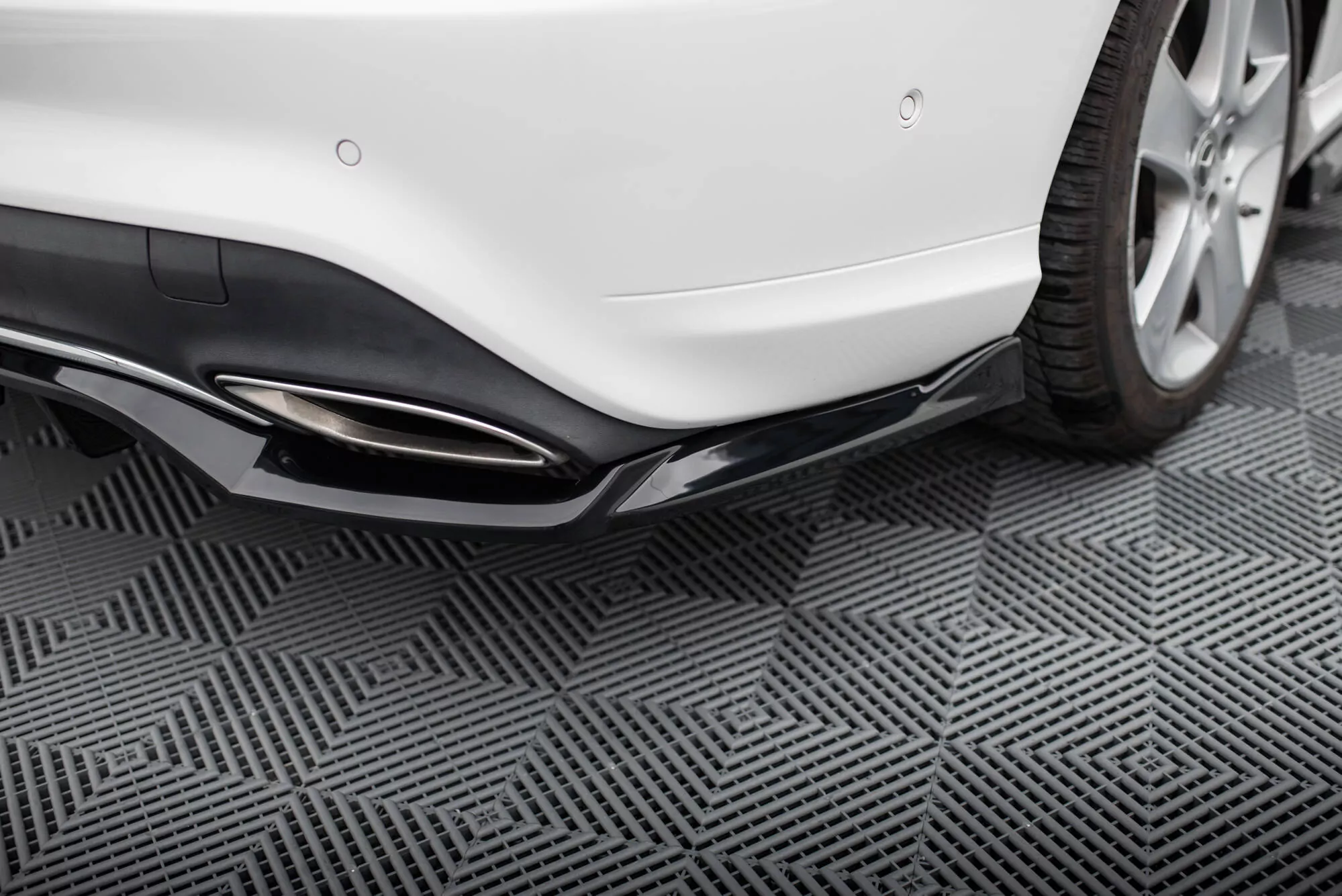 Hinten Splitter (mit Einem Vertikalem Balken) Mercedes-Benz CLA C117 Facelift Schwarz Hochglanz