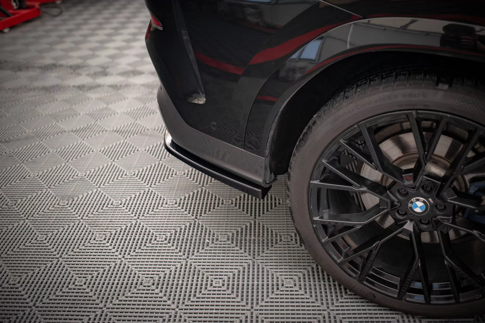 Hinten Splitter (mit Einem Vertikalem Balken) V.2 BMW X6 M-Paket G06 Schwarz Hochglanz