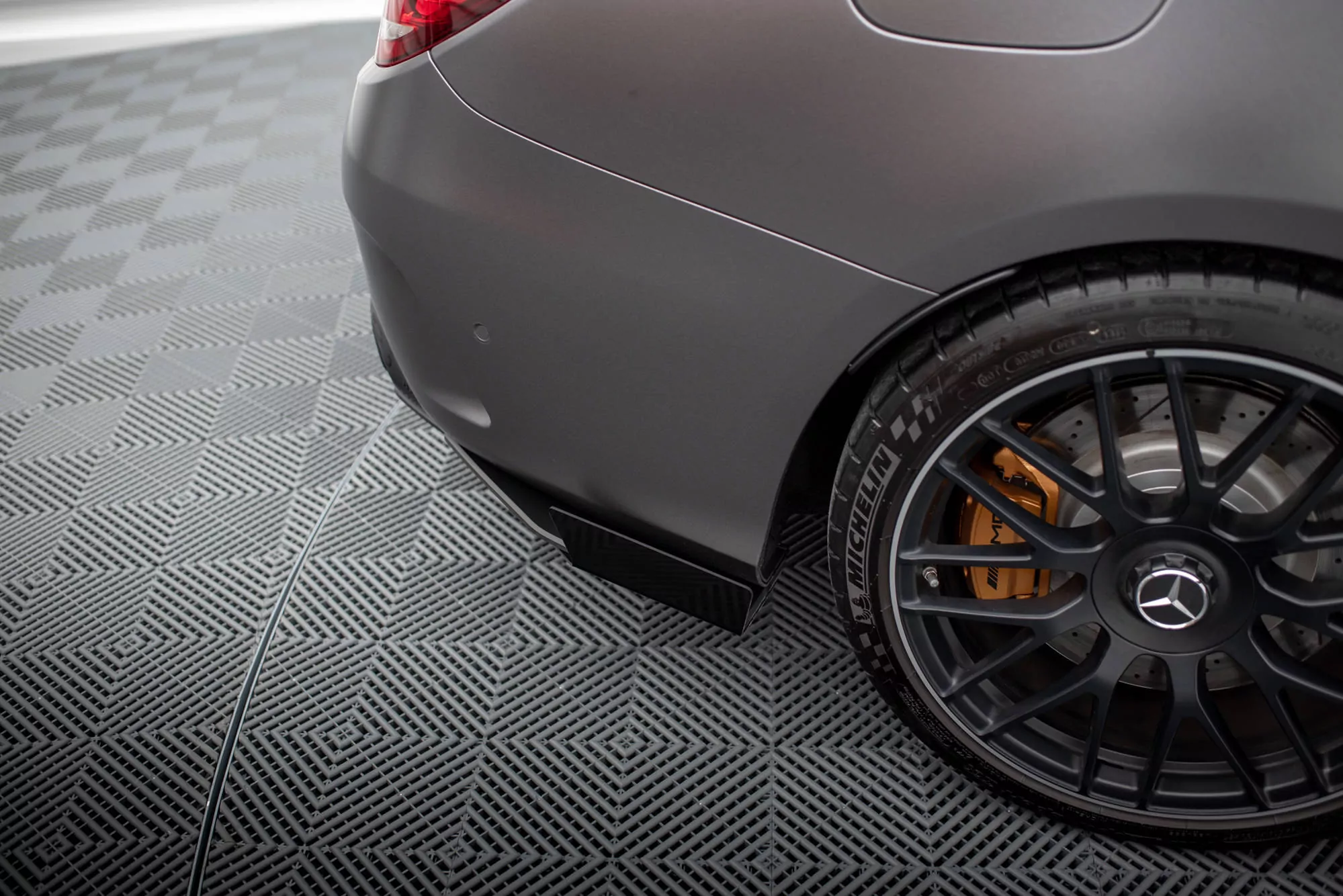 Hintere Seiten Flaps Für Mercedes-AMG C63 Limousine / Kombi W205 Facelift Schwarz Hochglanz