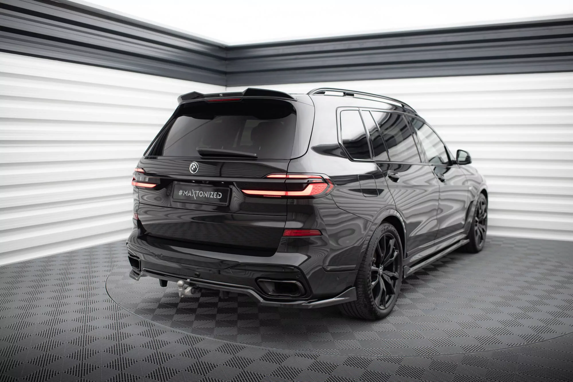 Hinten Splitter (mit Einem Vertikalem Balken) BMW X7 M-Paket G07 Facelift Schwarz Hochglanz
