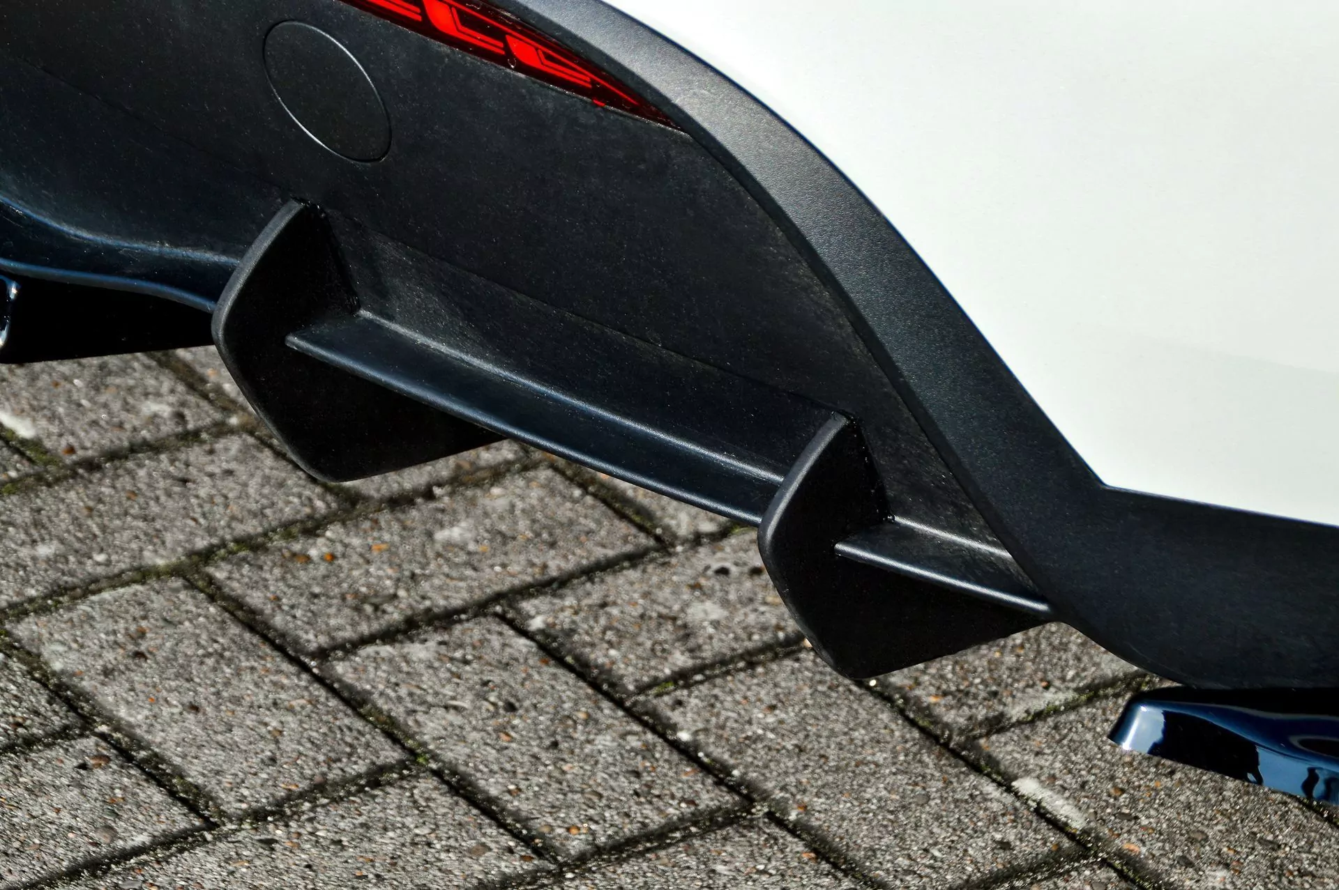 Gefräster Heckansatz besthend aus 4 Finnen + Mittenteil aus ABS für Audi Tesla Model Y