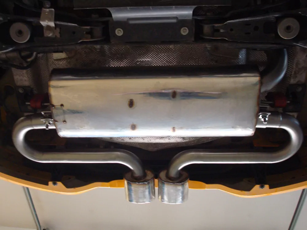 Ford Focus III ST Fließheck  Endschalldämpfer quer Ausgang mittig - 2x115x85 Typ 32 mittig