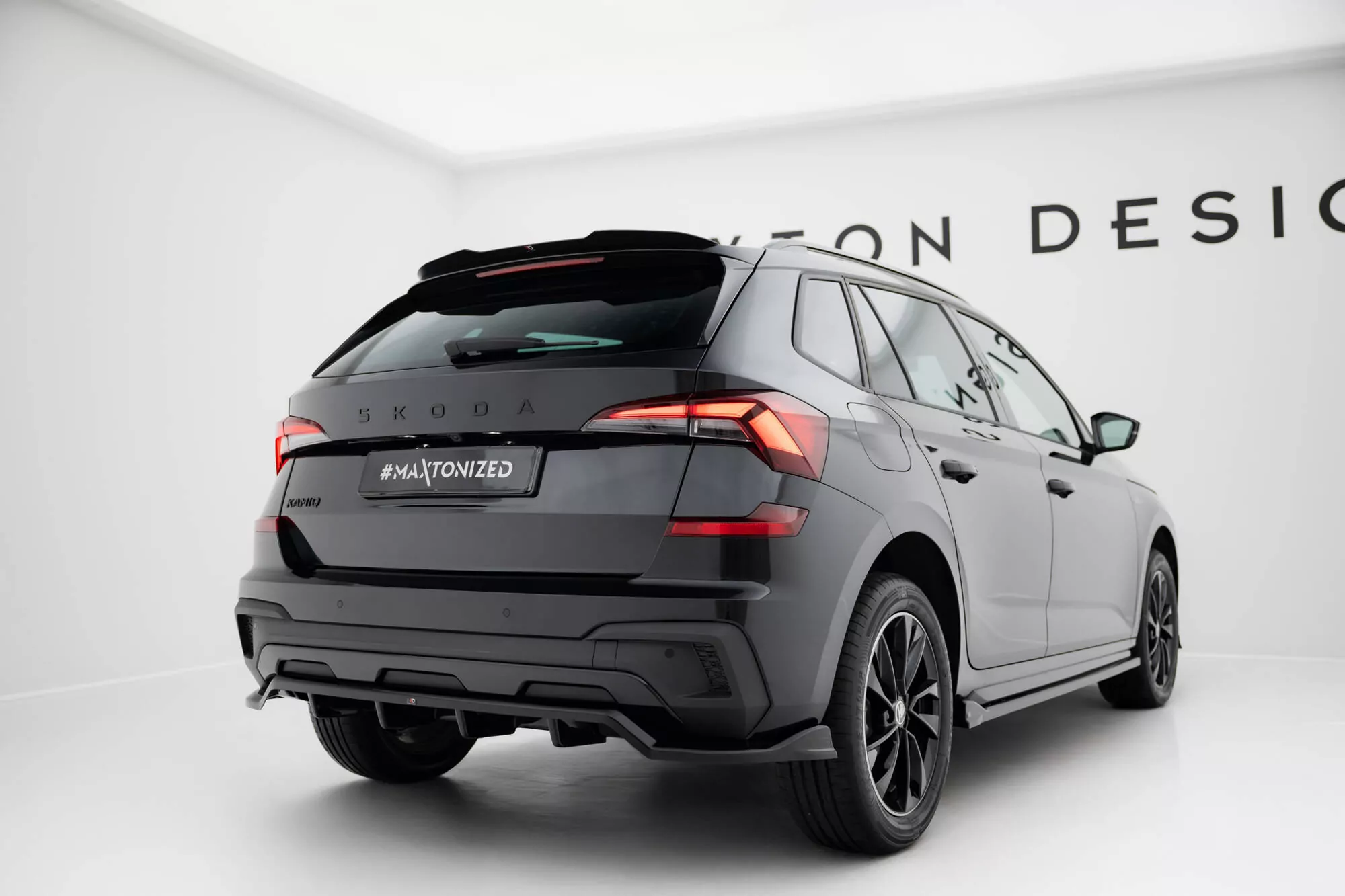 Hinten Splitter (mit Einem Vertikalem Balken) Skoda Kamiq Monte Carlo Mk1 Facelift Schwarz Hochglanz