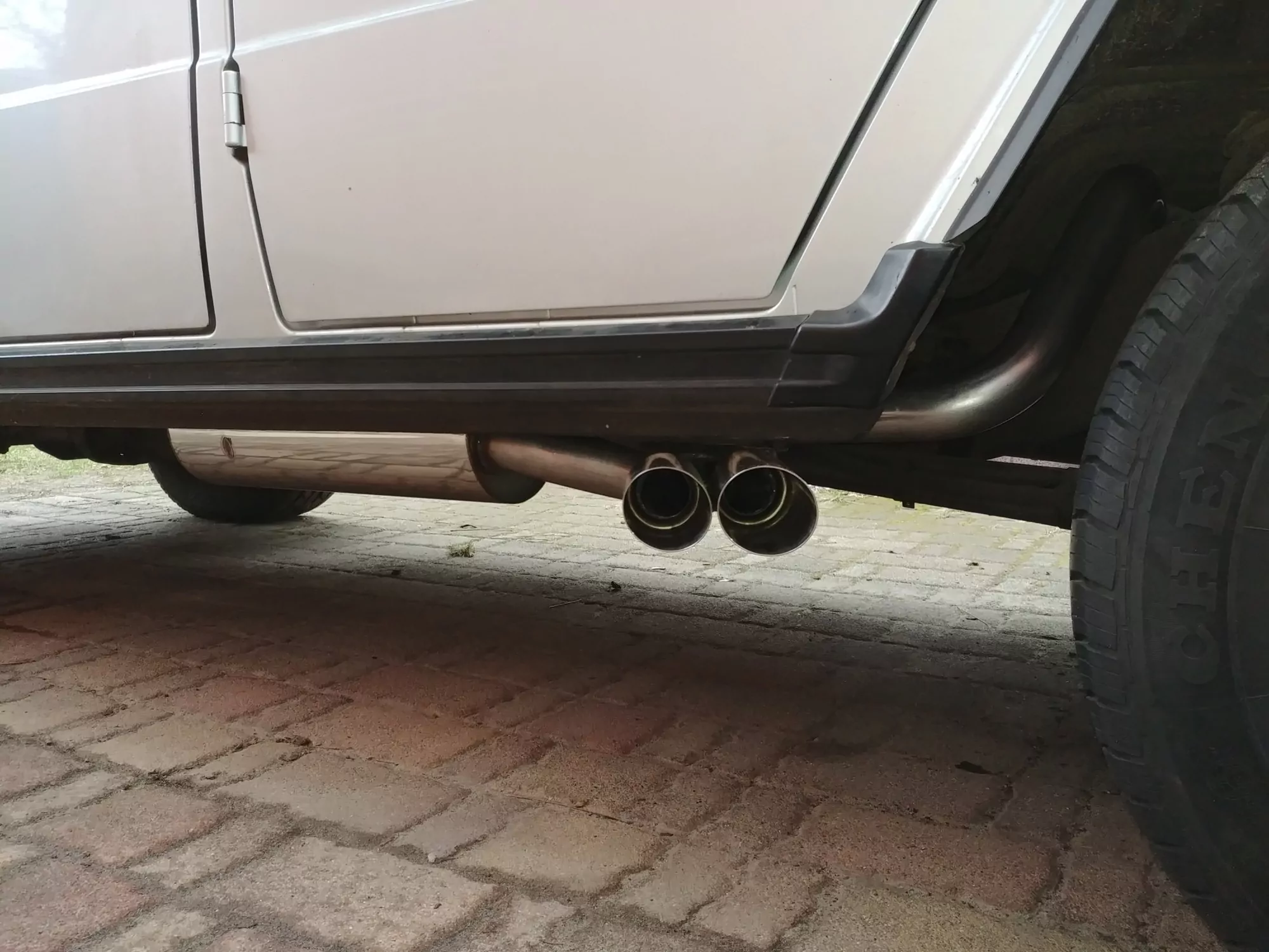 Mercedes G-Klasse - 463 (ohne Trittbrett)  Endschalldämpfer Ausgang seitlich - 2x80 Typ 14